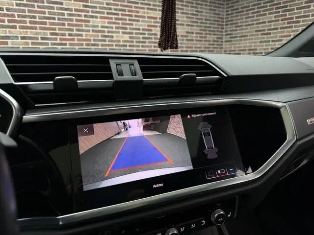 Audi Q3 view 11