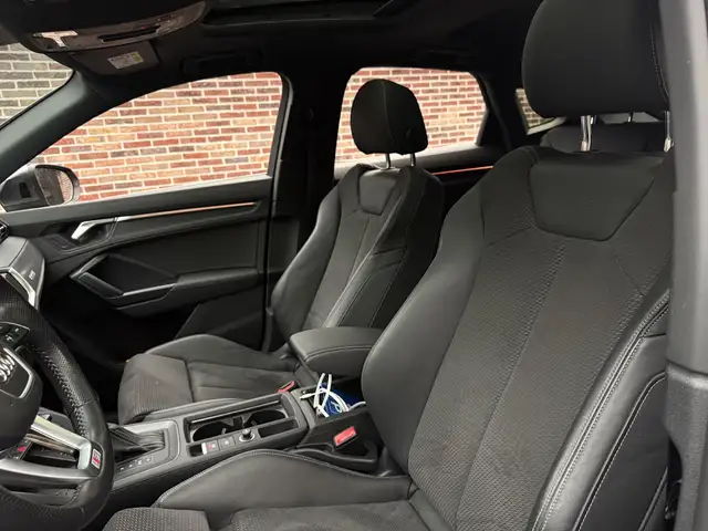 Audi Q3 view 14