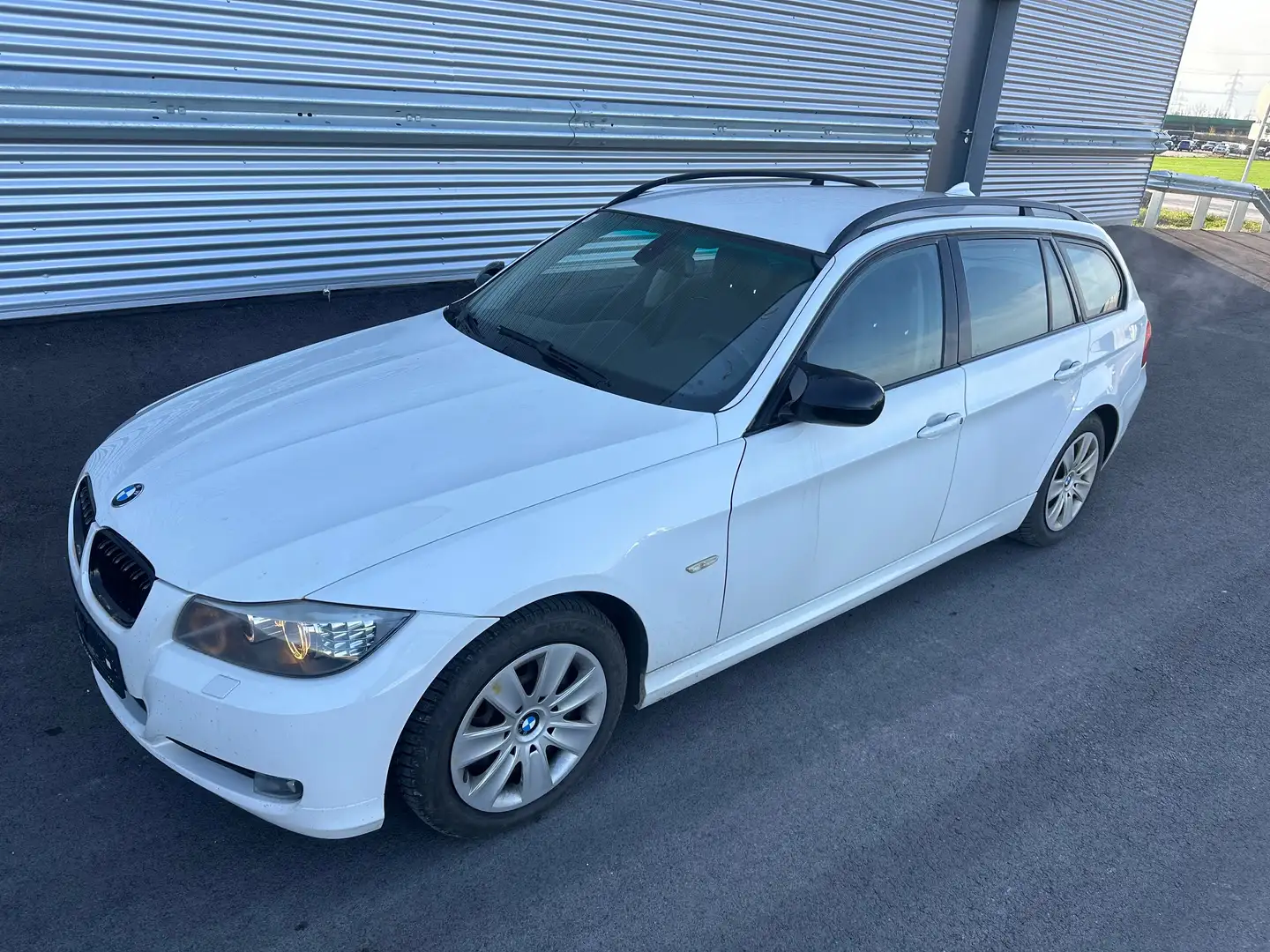 BMW 325 i Touring Österreich-Paket Aut. ID:22 Weiß - 1