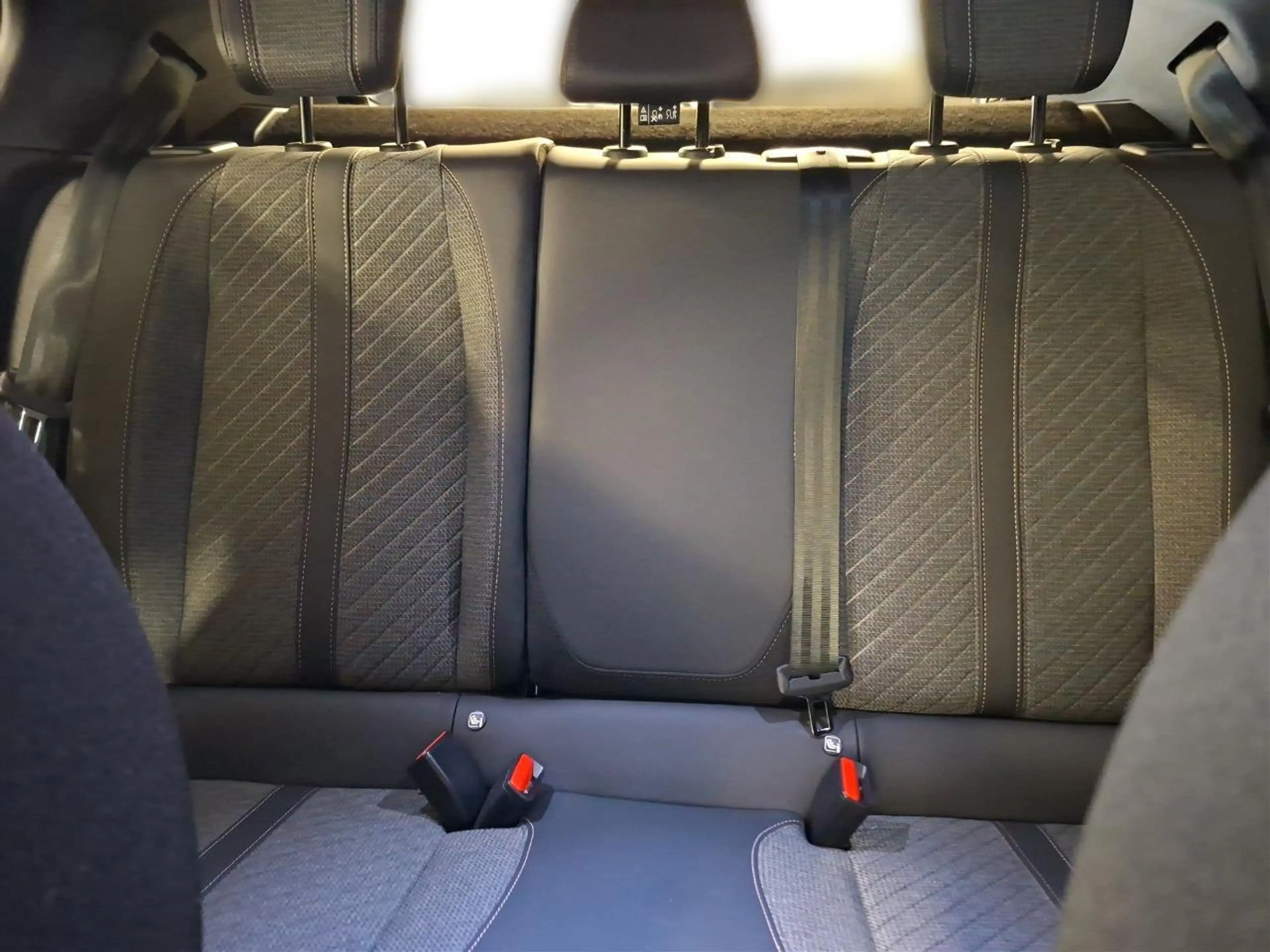 Peugeot 2008 Hybrid 145 Hybrid Allure*Navi*360°Kam*Shz* — photo 6