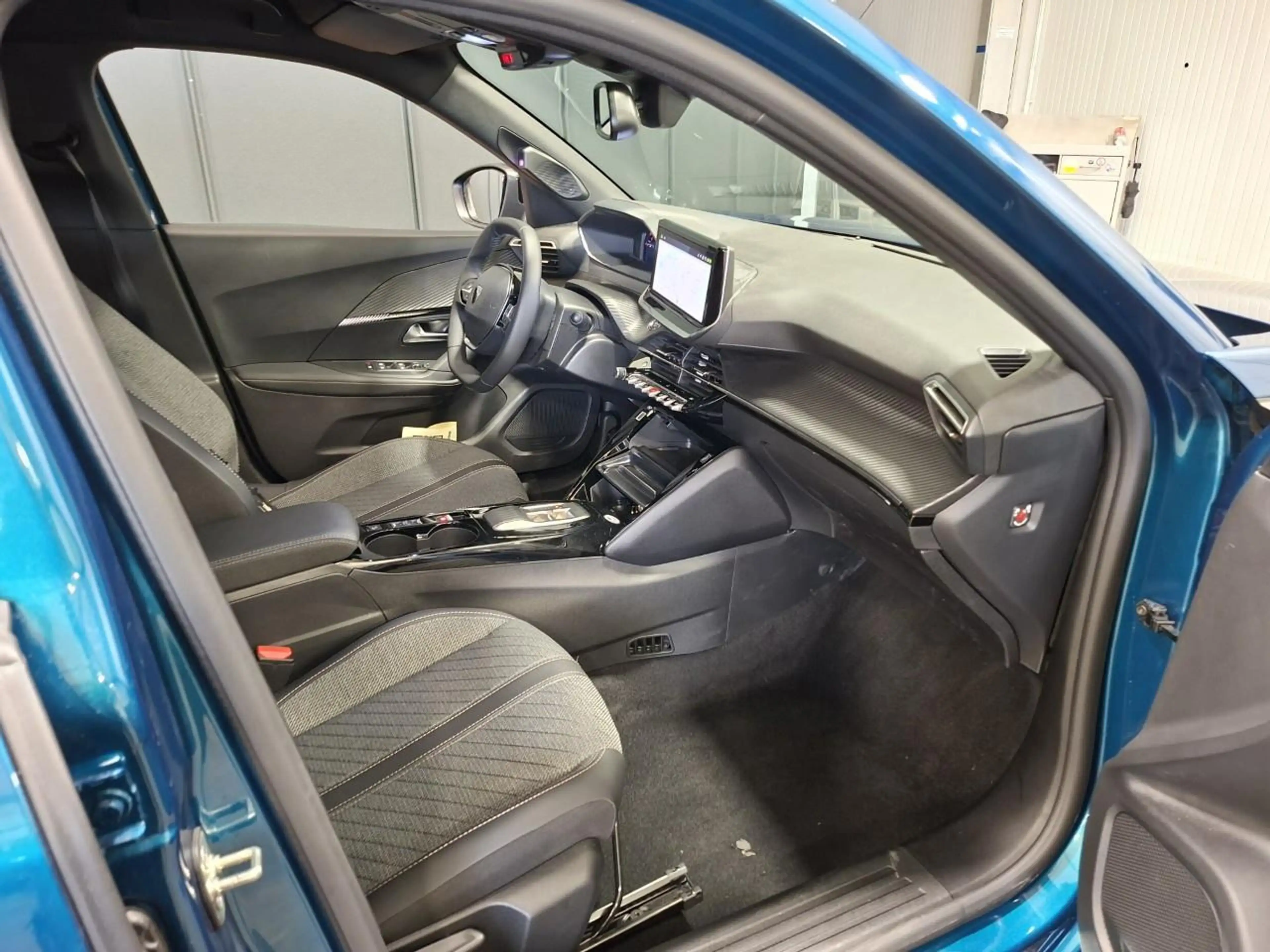 Peugeot 2008 Hybrid 145 Hybrid Allure*Navi*360°Kam*Shz* — photo 7
