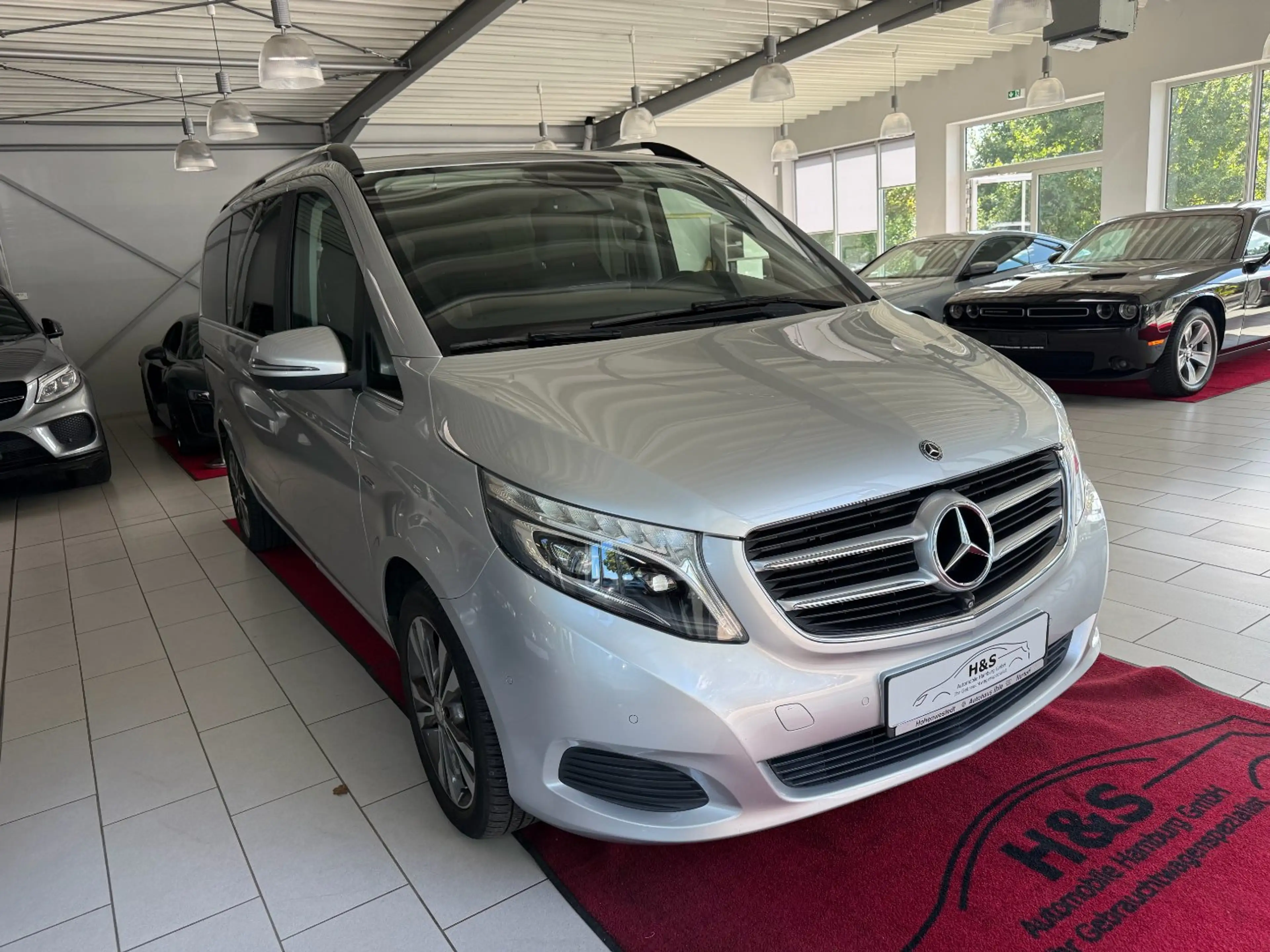 Mercedes-Benz — photo 3