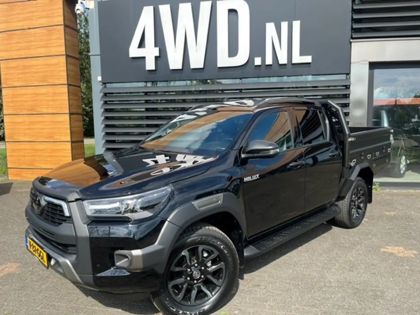 Toyota Hilux 2.8 D-4D TD AUT MULTI CARGO 5 PERS BLACK EDITION 3 Чёрный - 1