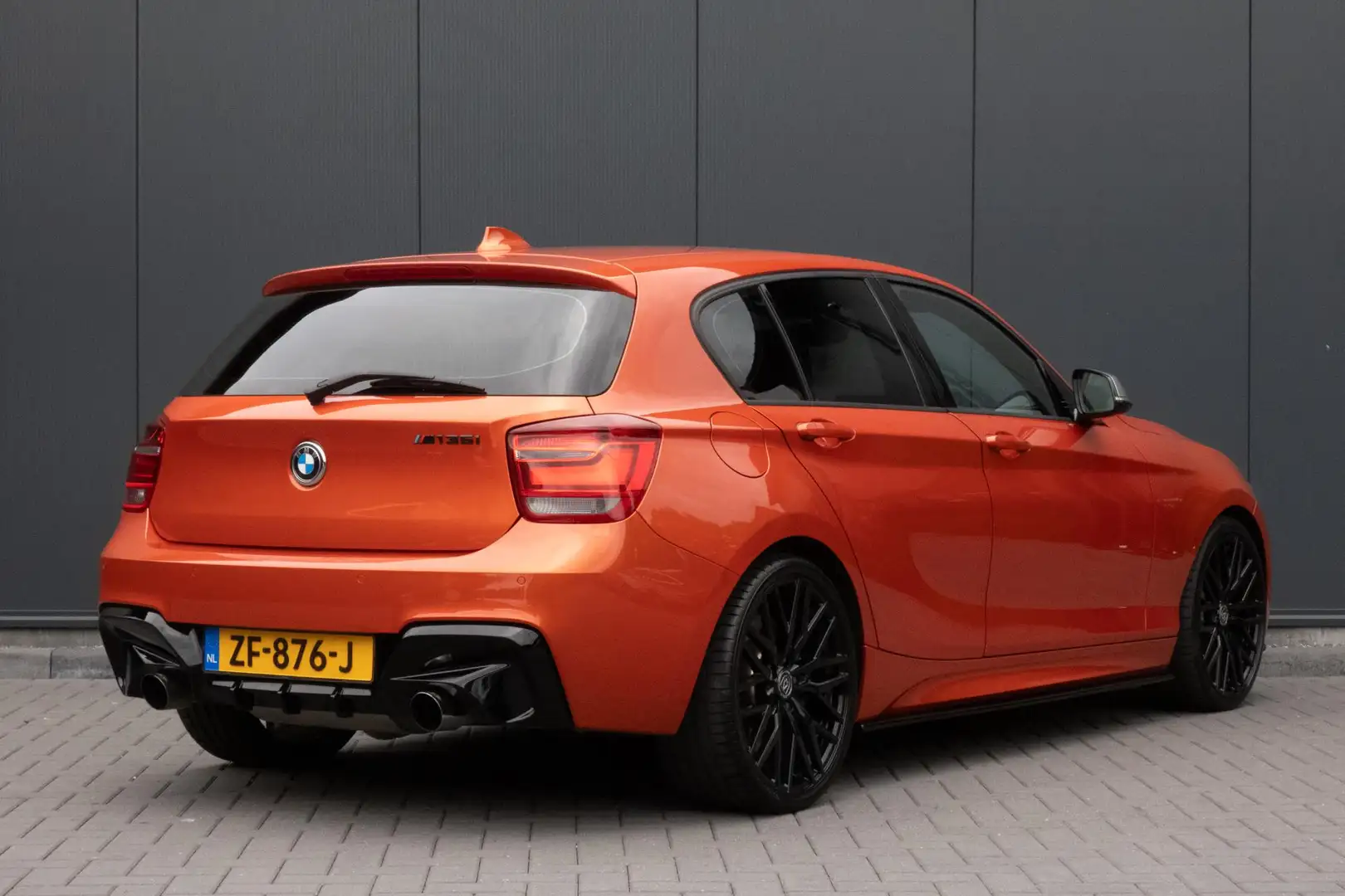 BMW 135 1-serie M135i xDrive High Executive | M-PAKKET | A Orange - 2