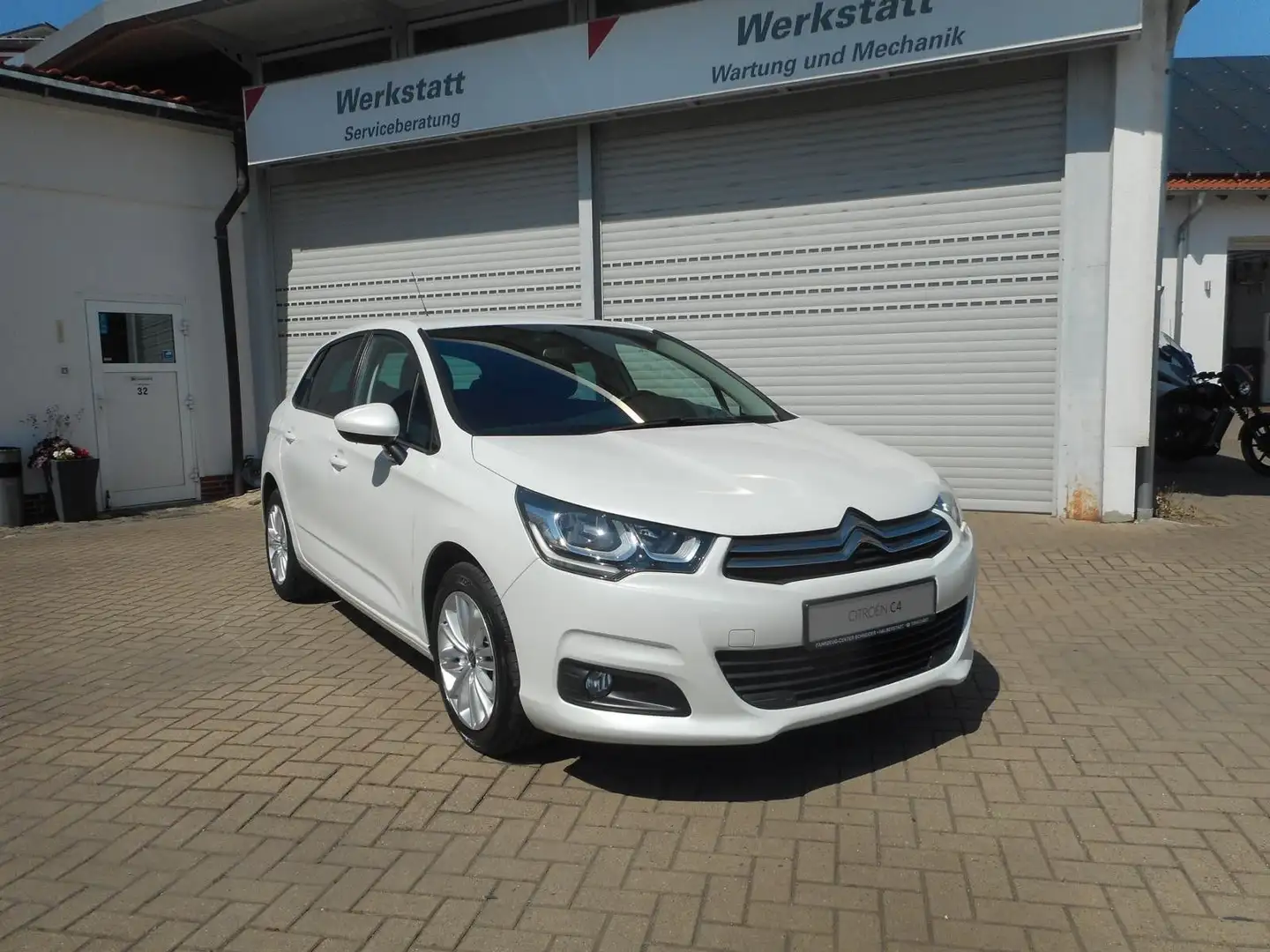 Citroen C4 Lim. Selection BHDI120, SHZ, Klimaauto. Weiß - 1