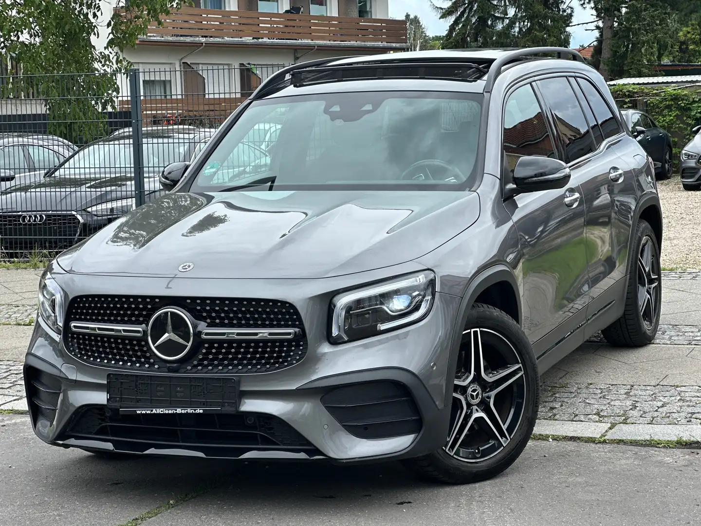 Mercedes-Benz GLB 200 AMG-Line/Night-Paket/Panorama/Multibeam Grijs - 1