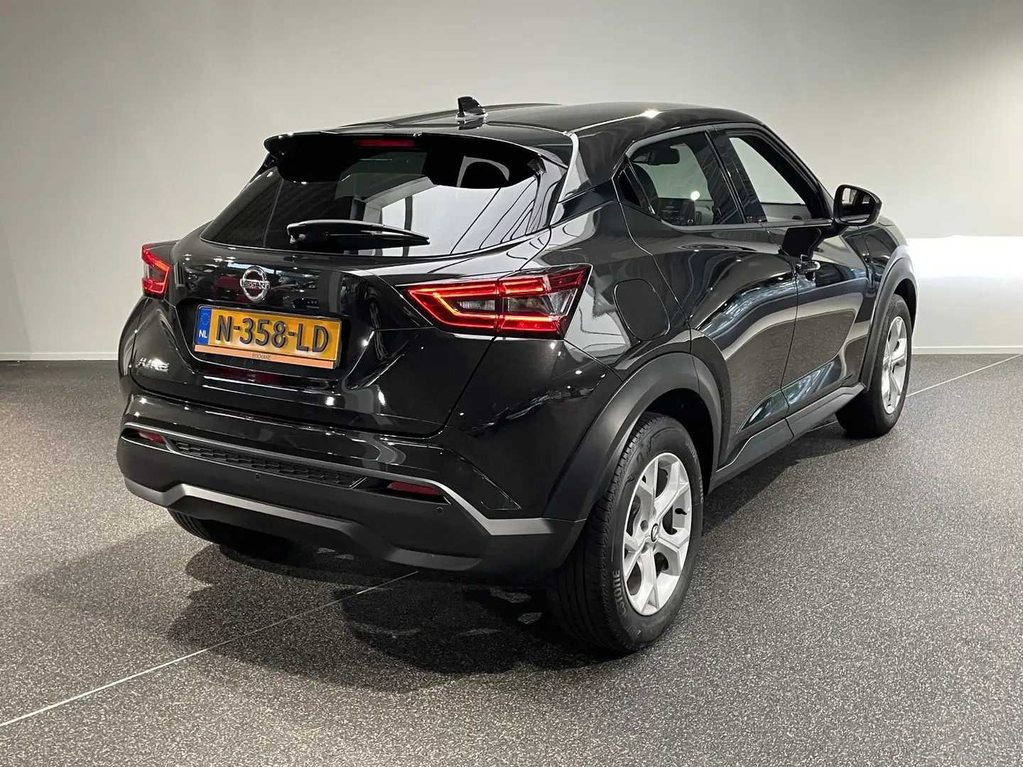 Nissan Juke 1.0 DIG-T N-Connecta | Navigatie | Camera Zwart - 2