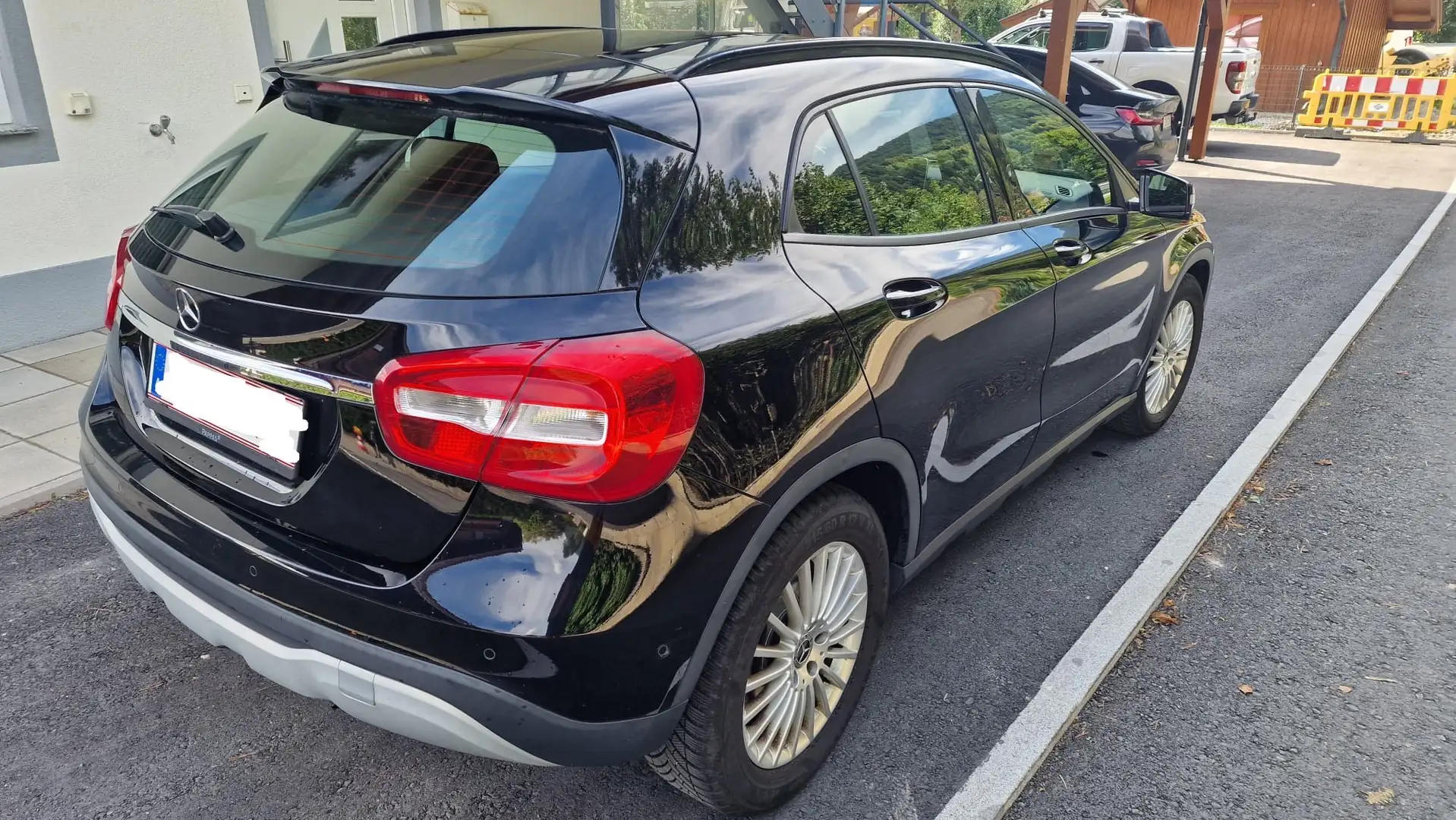 Mercedes-Benz GLA 180 d Schwarz - 2