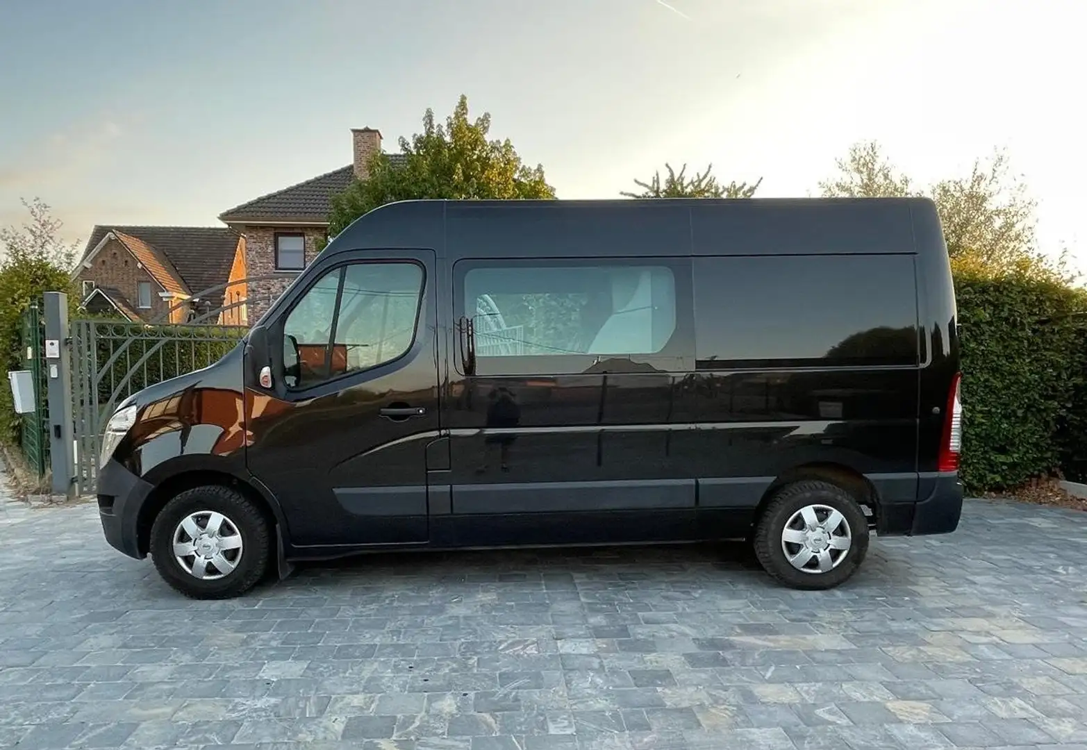 Nissan NV400 (L2H2) 2.3 dCi (Autom.) LiVr - DubbelCab/7-Zitpl. Zwart - 1