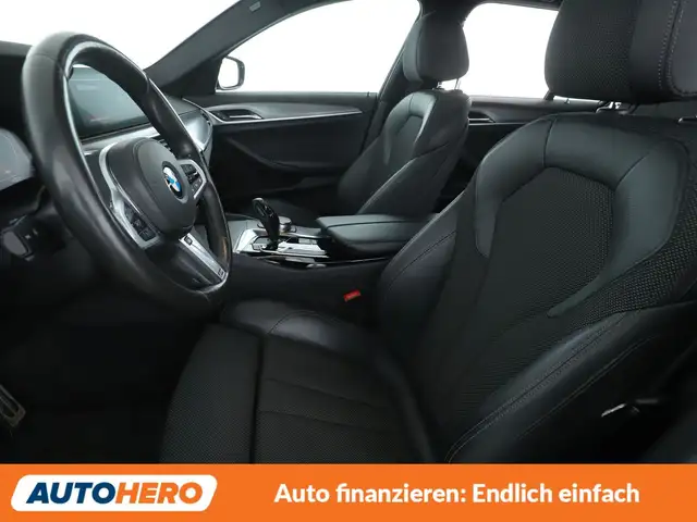 BMW 5 Series view 10