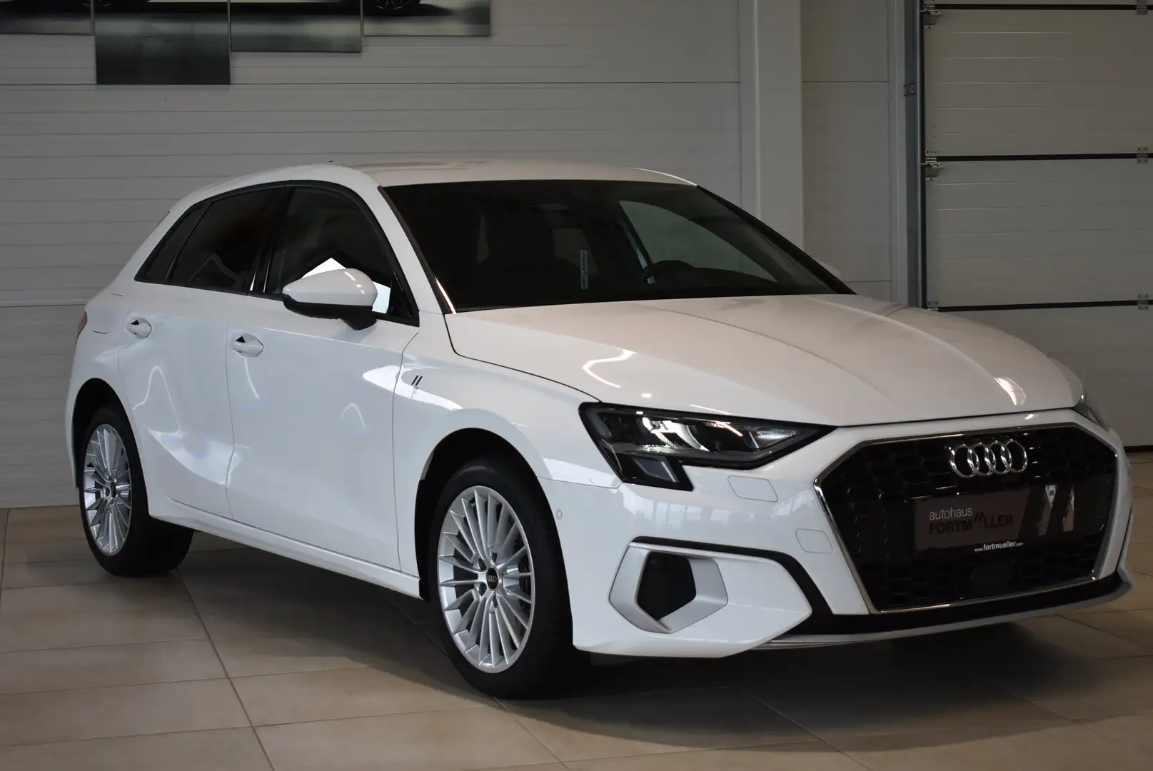 Audi A3 40 TFSI e advanced //Sport Weiß - 1