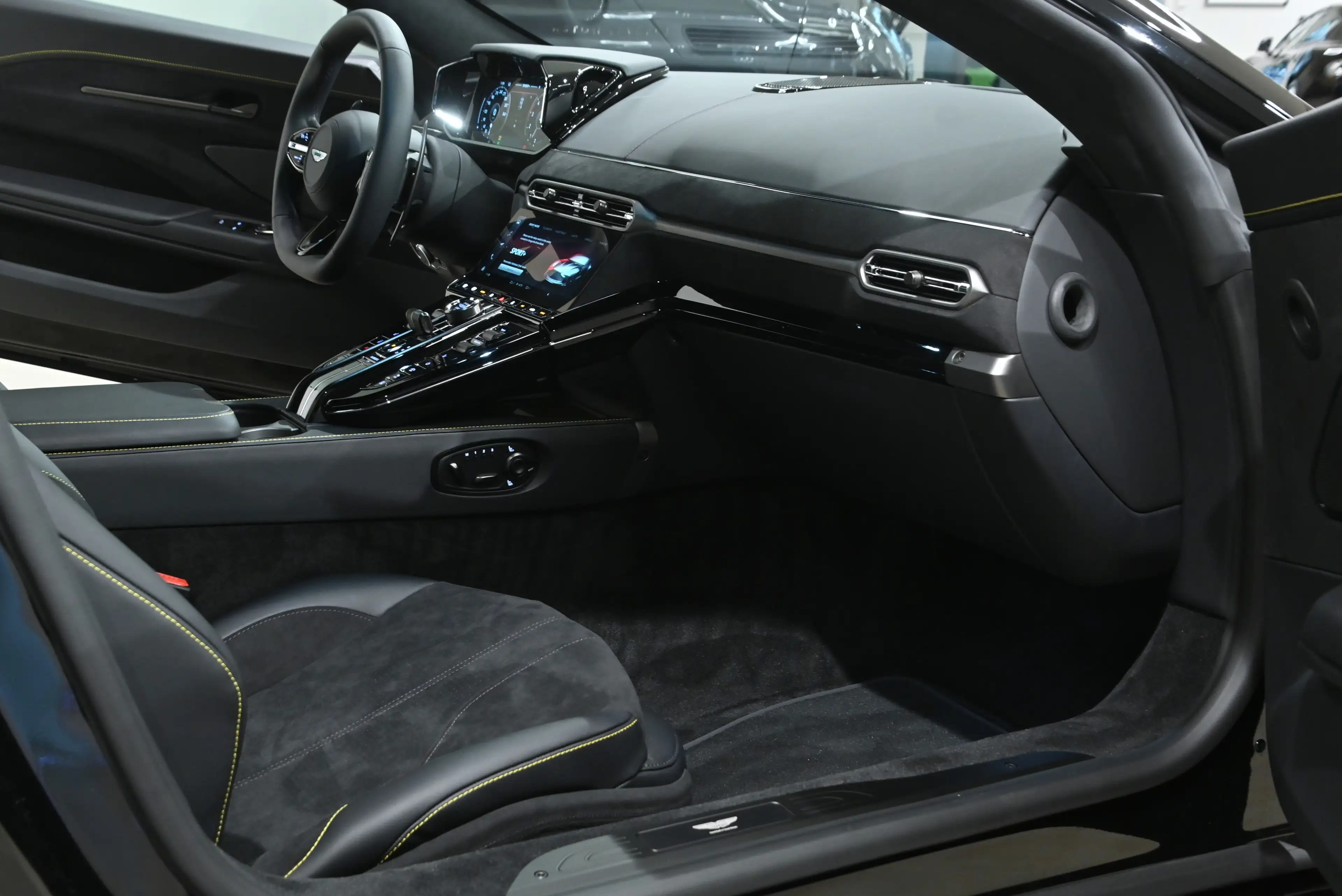 Aston Martin Vantage Vantage Coupe — photo 4