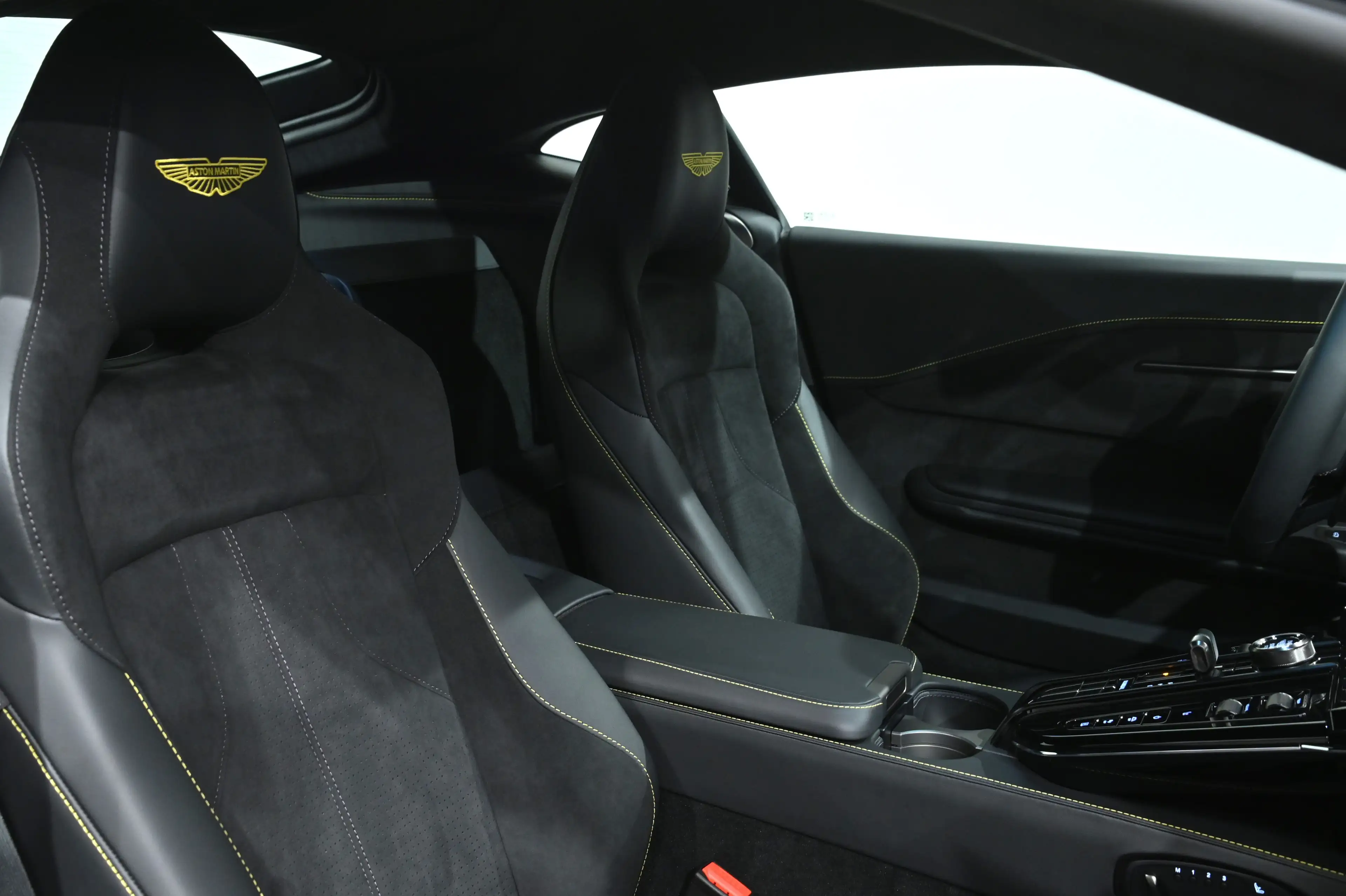 Aston Martin Vantage Vantage Coupe — photo 9