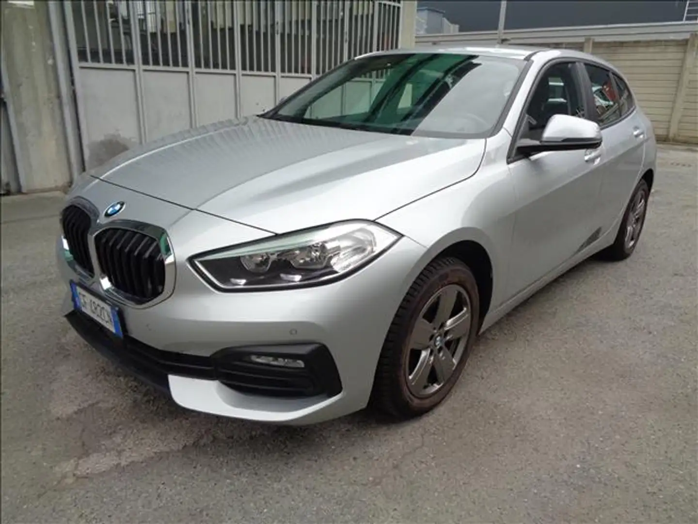 BMW 116 D BERLINA BUSINESS ADVANTAGE AUTOMATICO Plateado - 1