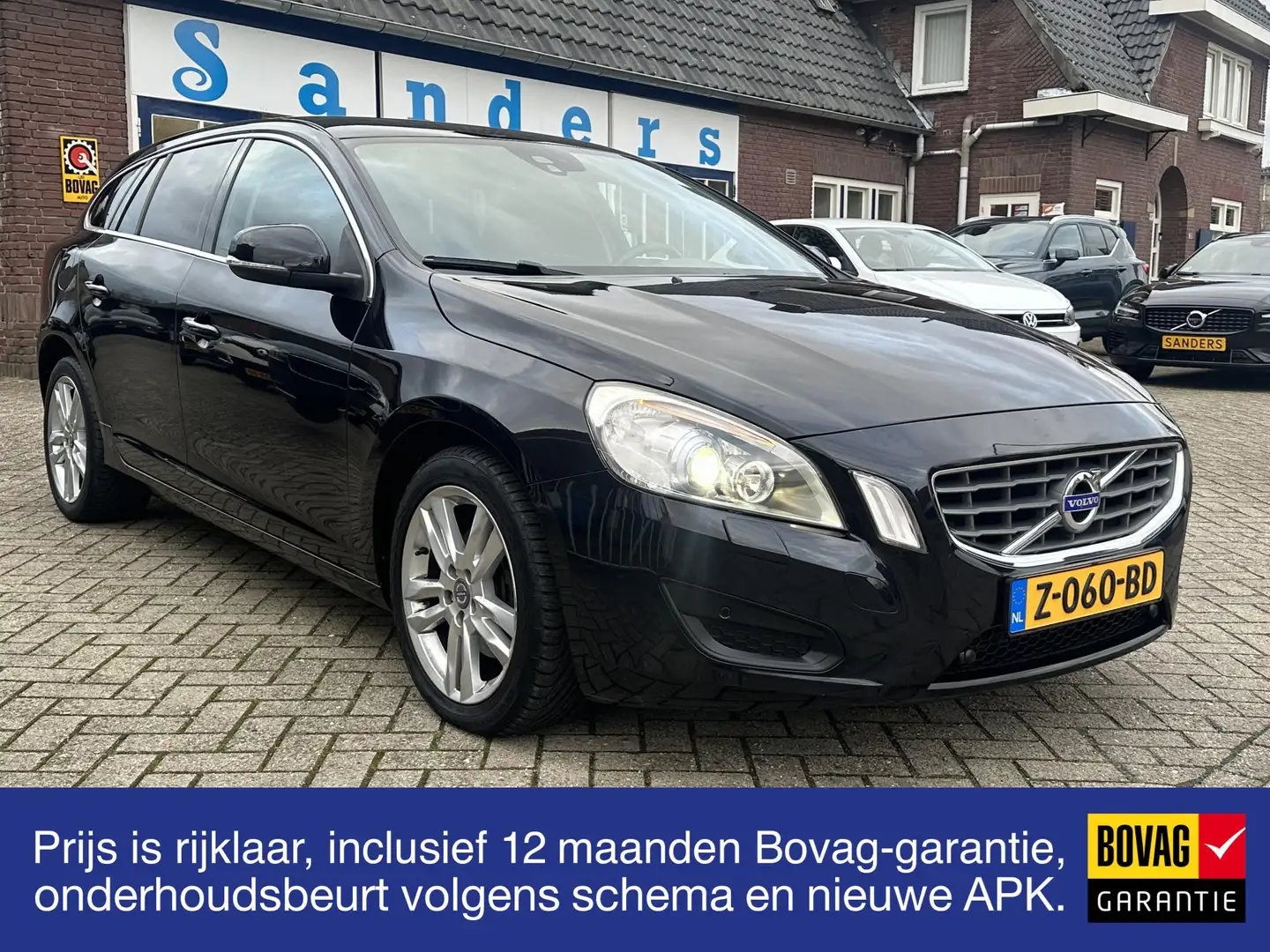 Volvo V60 1.6 T3 150 pk Momentum Winter-line Zwart - 1