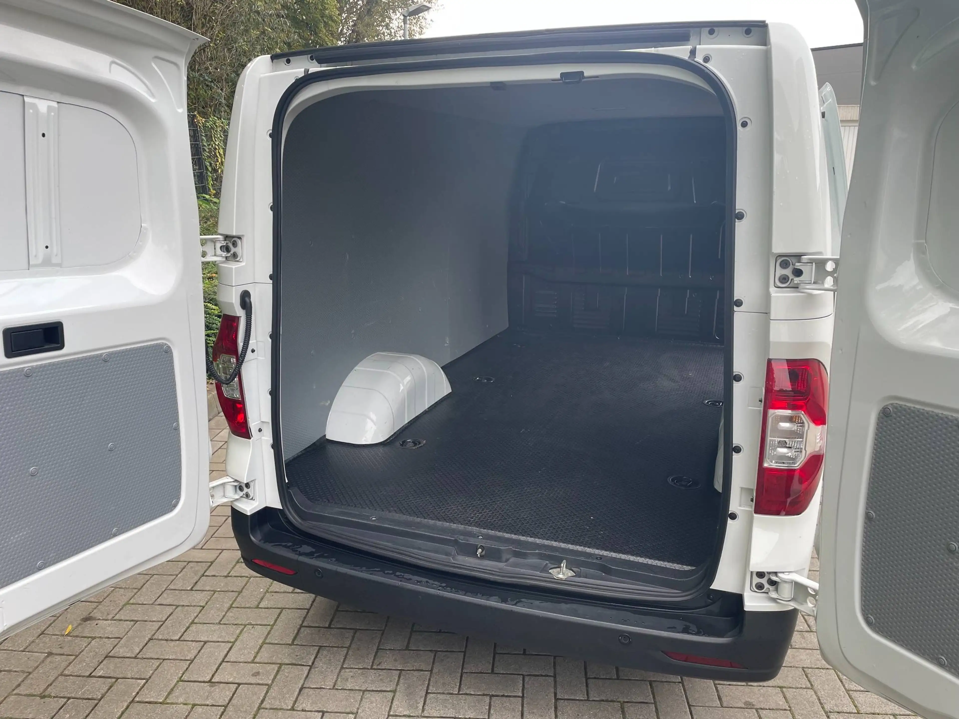 Maxus eDeliver 3 Elektro Transporter — photo 8