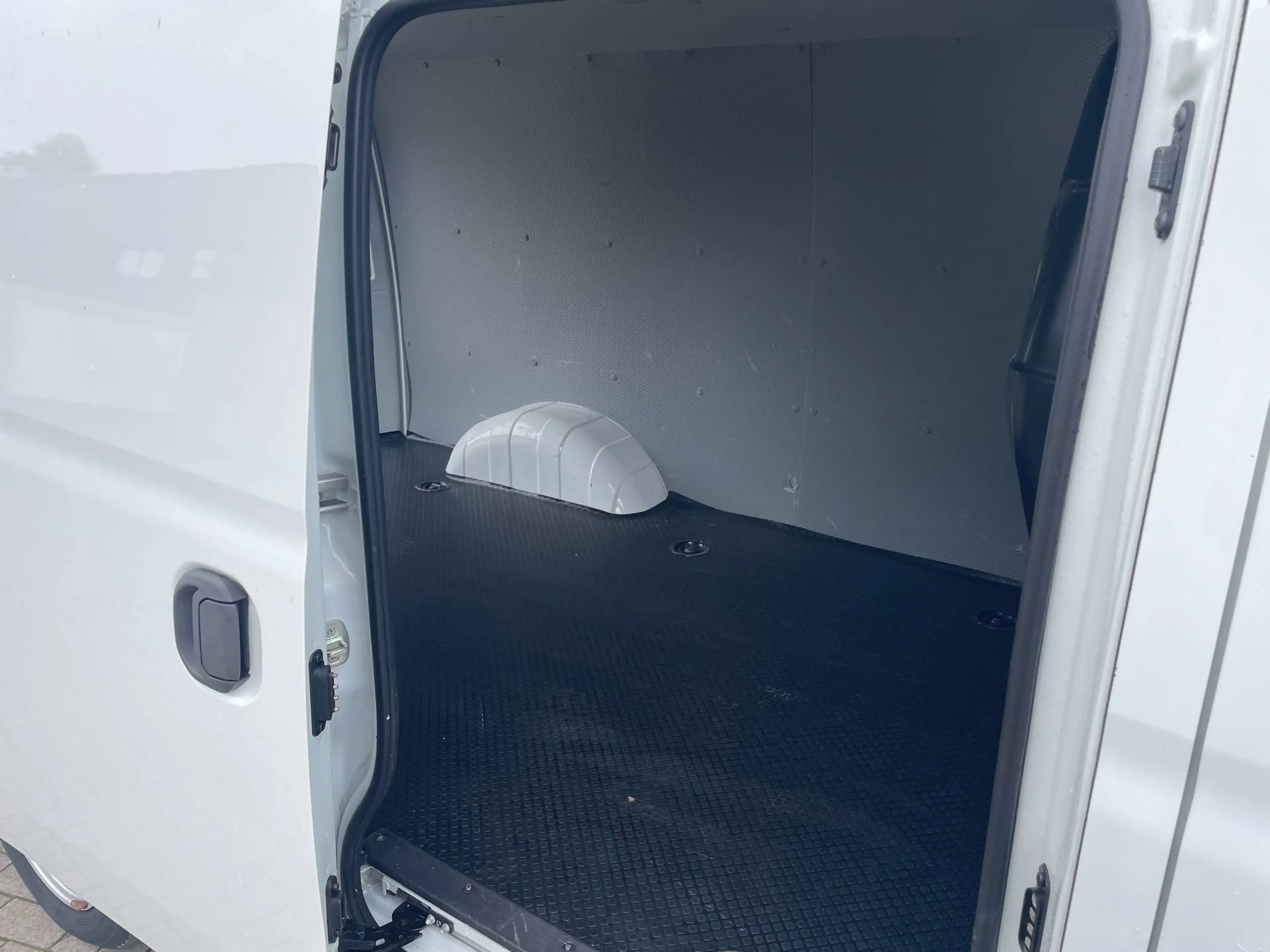 Maxus eDeliver 3 Elektro Transporter — photo 7