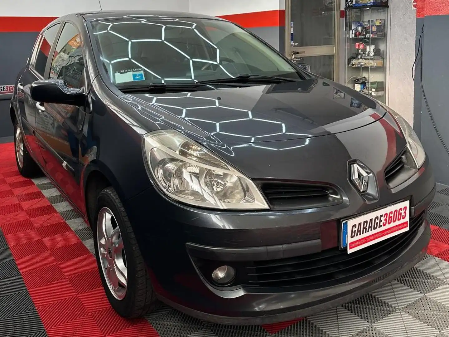 Renault Clio Clio III 2005 5p 1.2 16v Le Iene Gris - 1