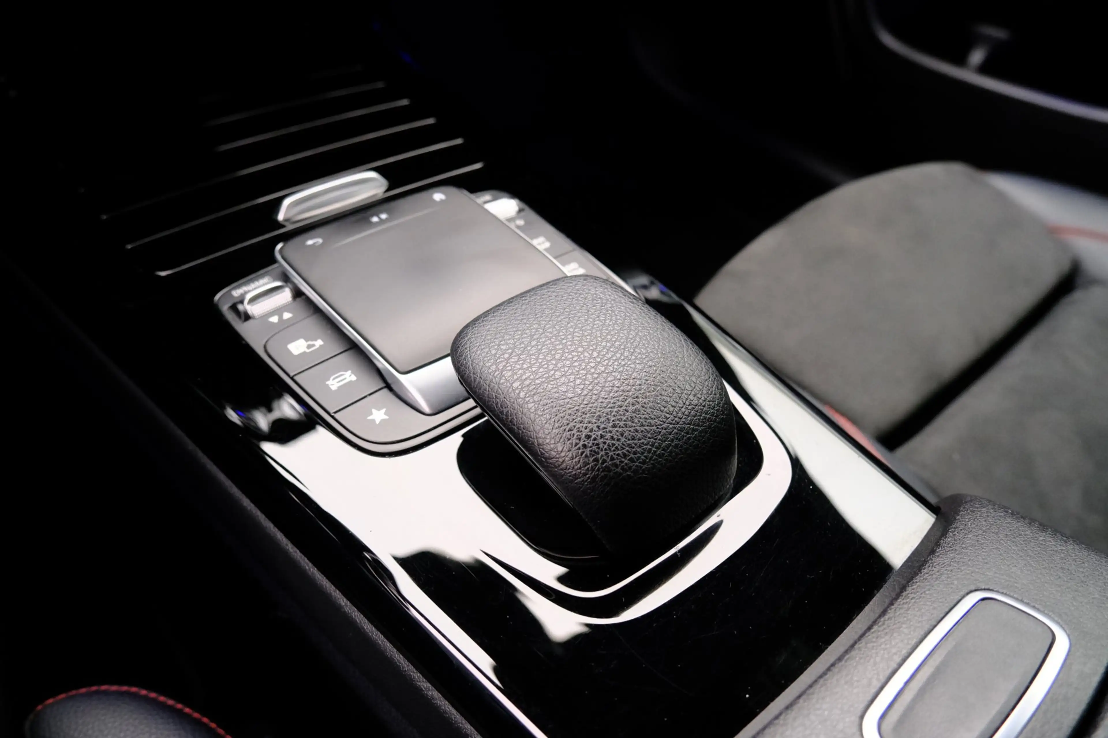 Mercedes-Benz CLA 180 d Business Solution AMG Aut. Leder-Alcantara|Navi| — photo 37