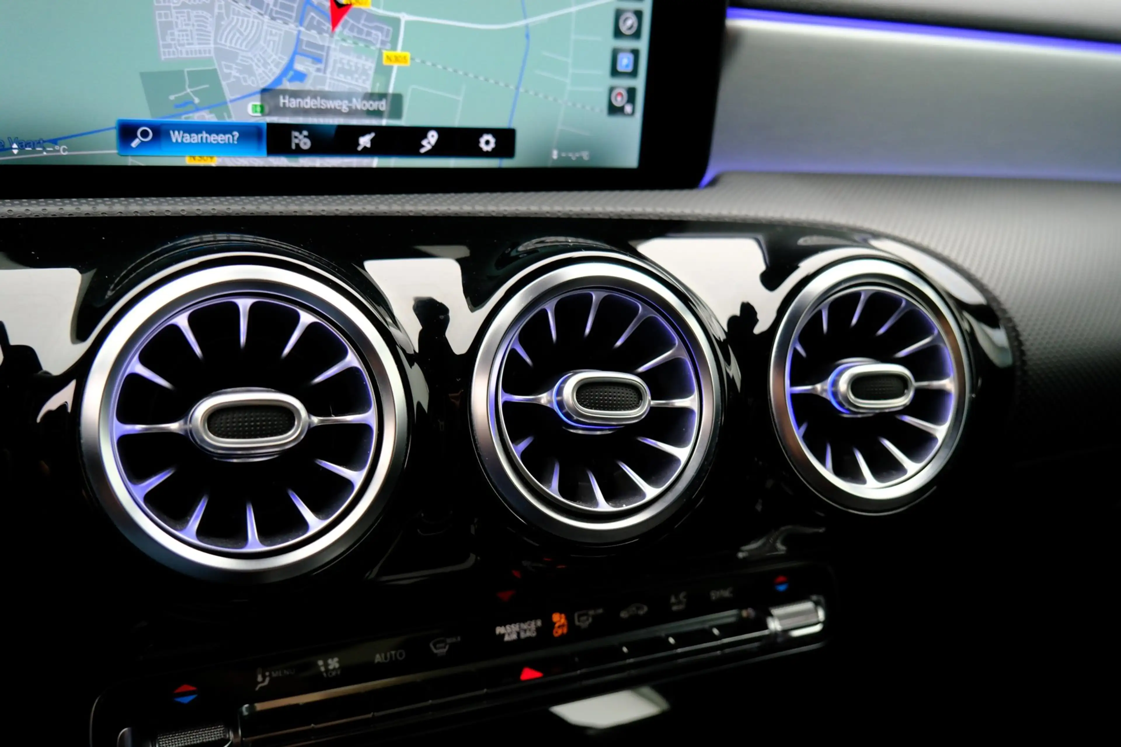 Mercedes-Benz CLA 180 d Business Solution AMG Aut. Leder-Alcantara|Navi| — photo 17