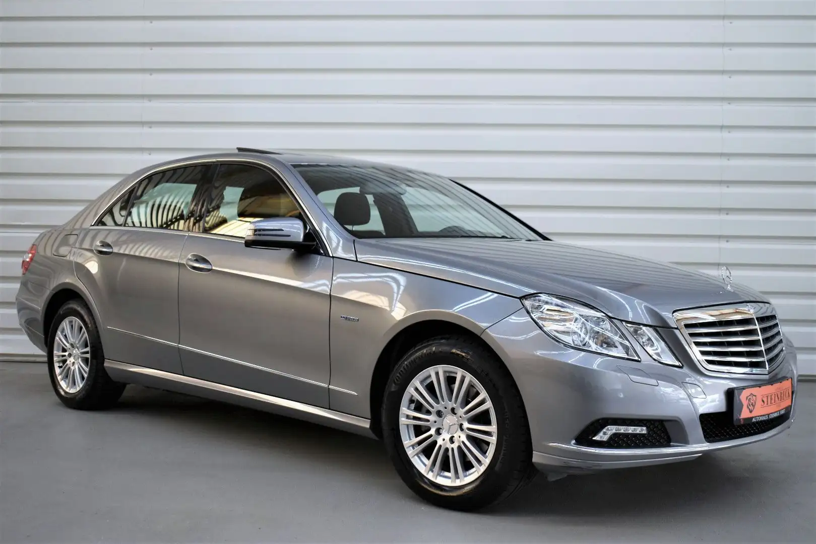 Mercedes-Benz E 200 E200 Elegance+Navi+Schiebedach+SHZ+53.400KM Gris - 1