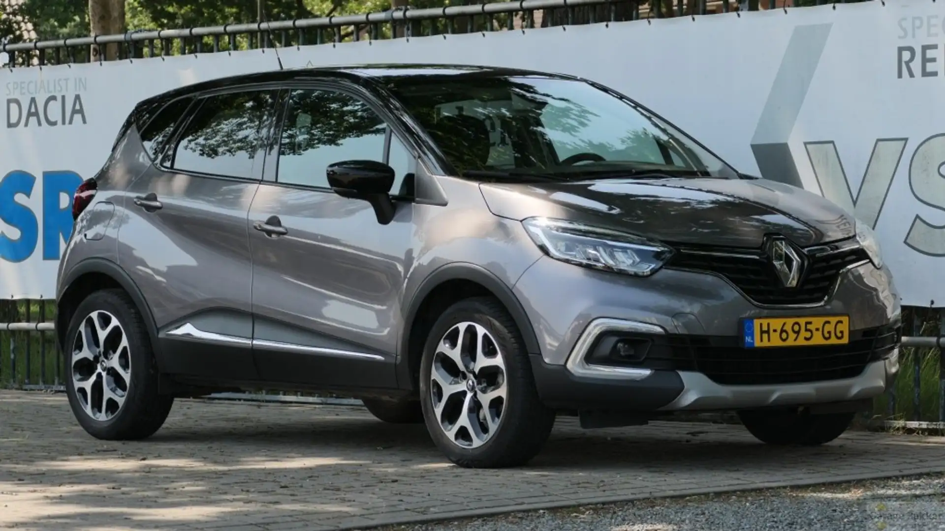 Renault Captur TCe 130 Intens Grijs - 1