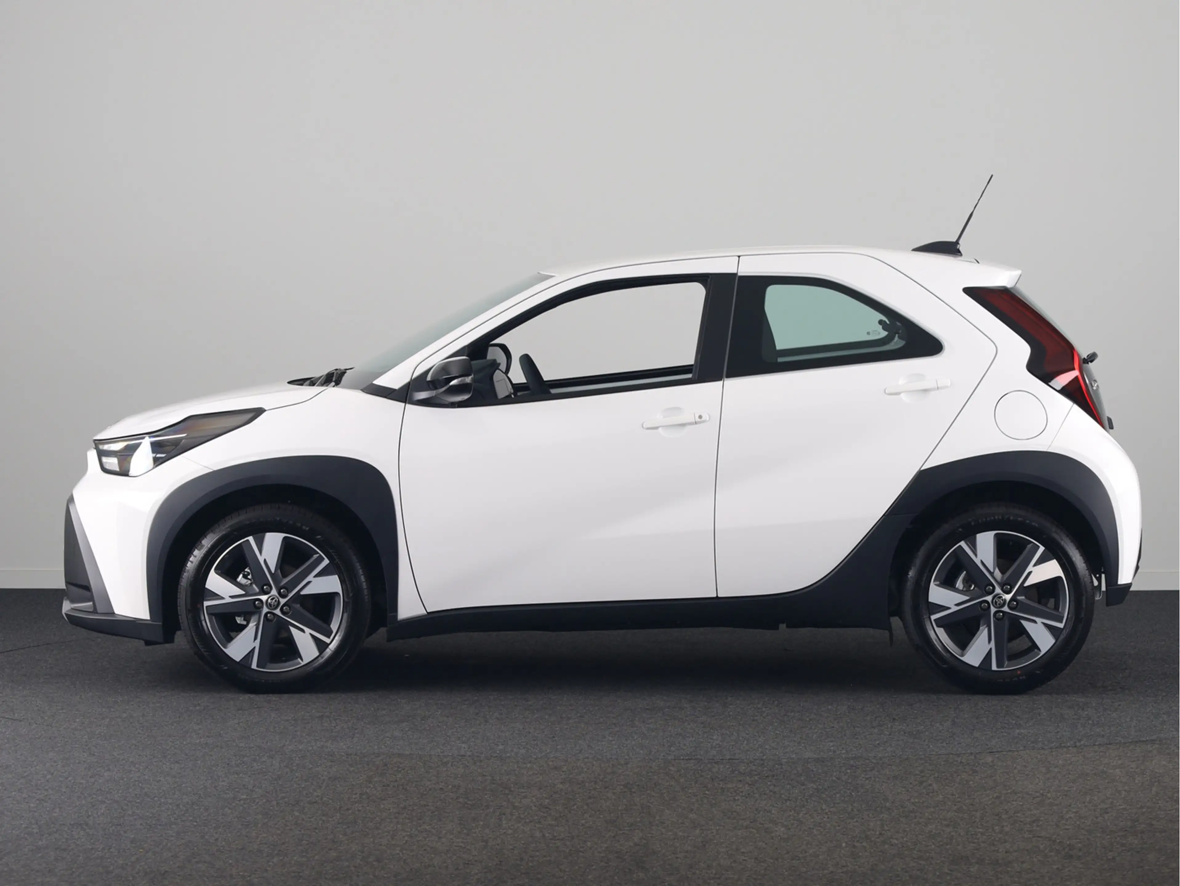 Toyota Aygo X Hybrid 115 Play + Go Pack — photo 10