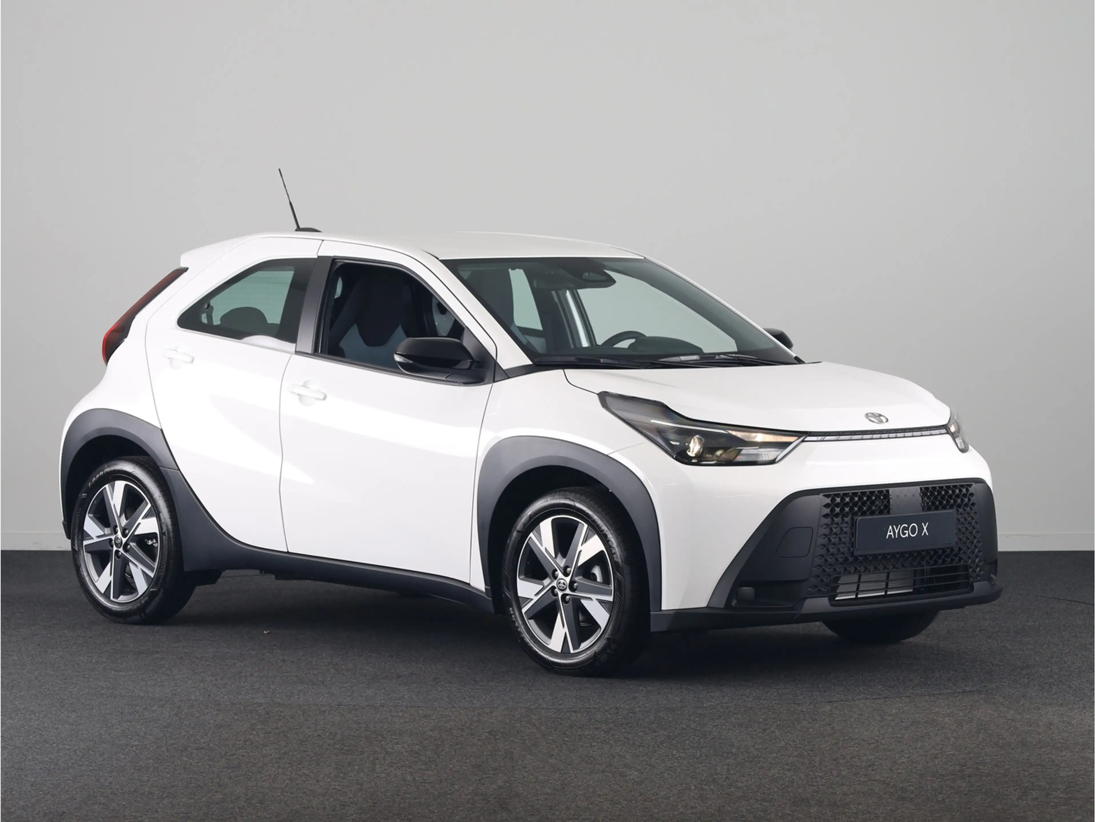 Toyota Aygo X Hybrid 115 Play + Go Pack — photo 11