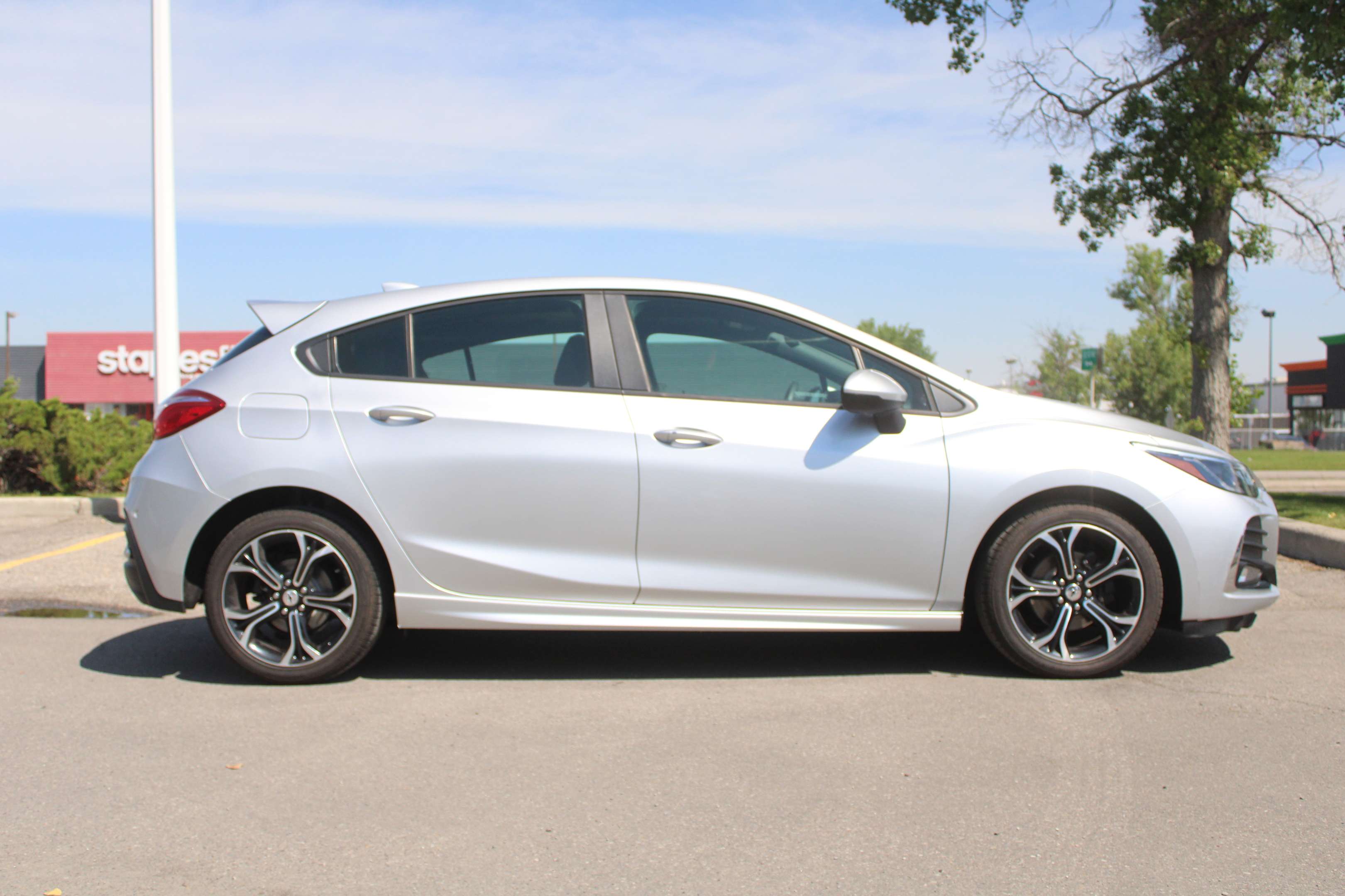2019 Chevrolet Cruze 4dr HB LT W / APPLE CARPLAY / ANDROID AUTO — photo 1