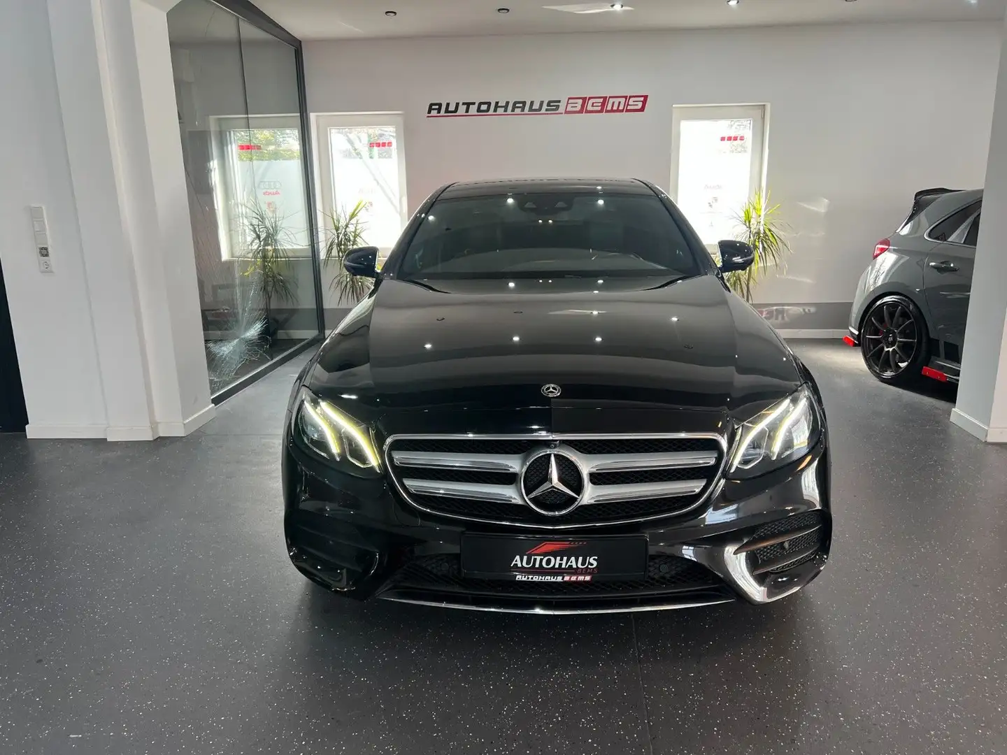 Mercedes-Benz E 220 E -Klasse*AMG*H-UP*LED*NAVI*WILD*360KAM* Schwarz - 1