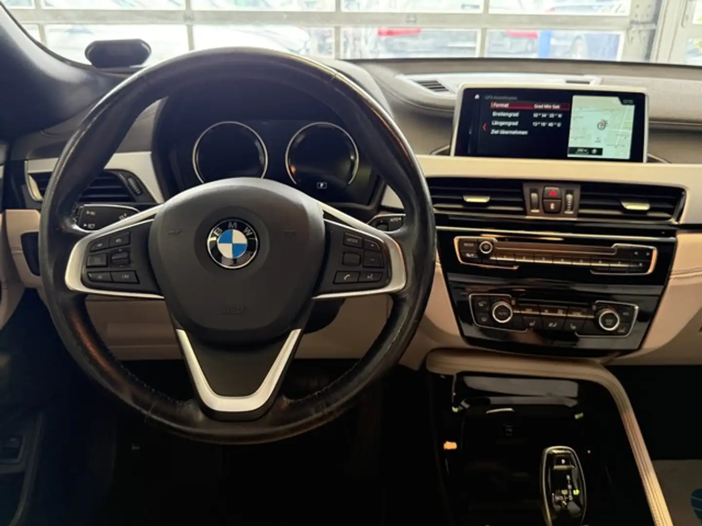 BMW X2 18i sDrive AUTOM NAVI KLIMA LEDER KAMERA PANO Grau - 2