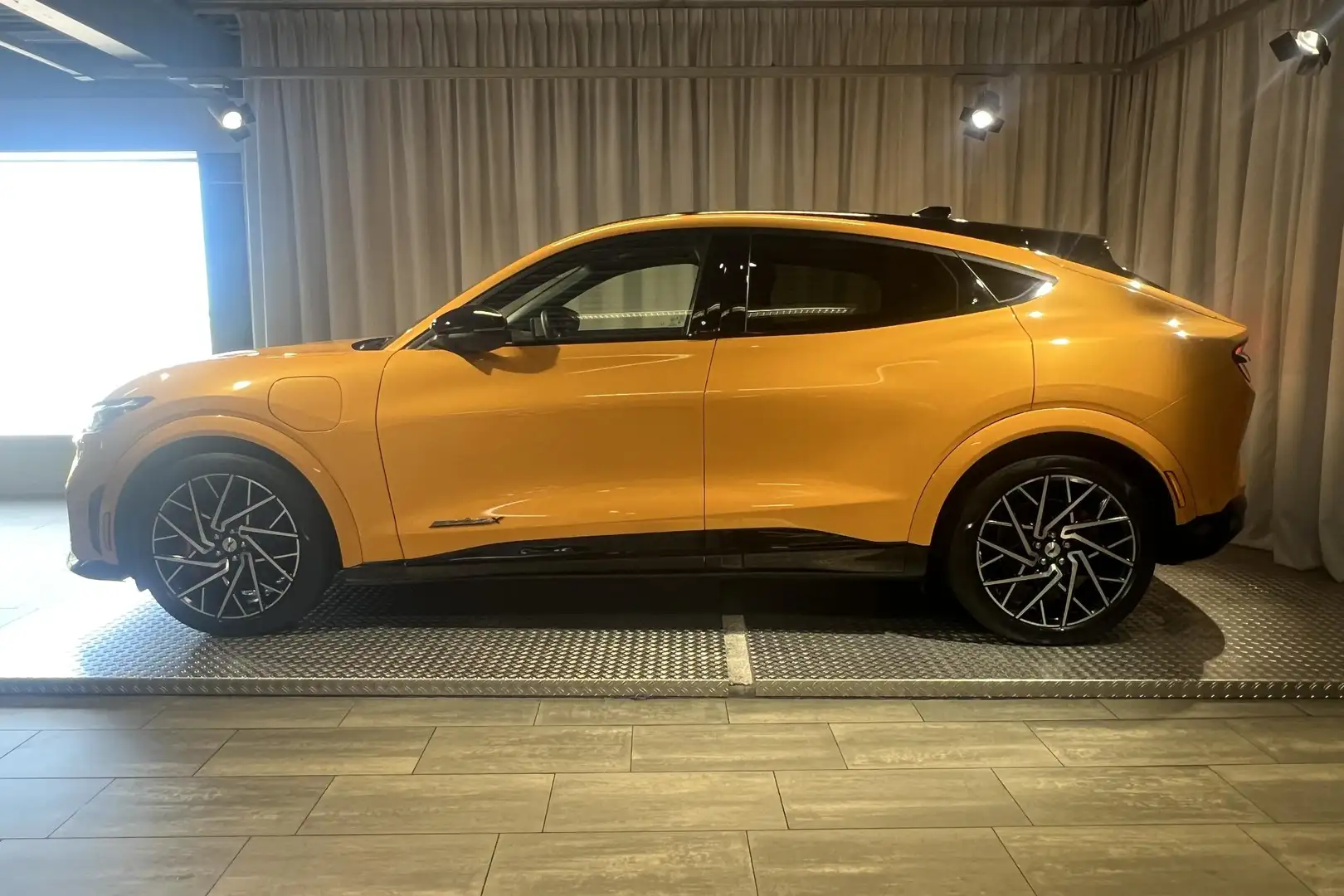 Ford Mustang Mach-E GT Extended AWD 98 kWh Naranja - 2