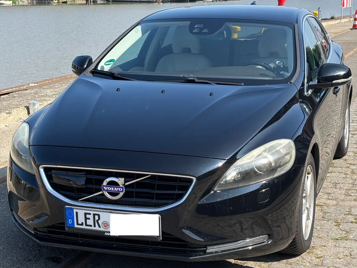 Volvo V40 V40 D2 Powershift Momentum Schwarz - 2