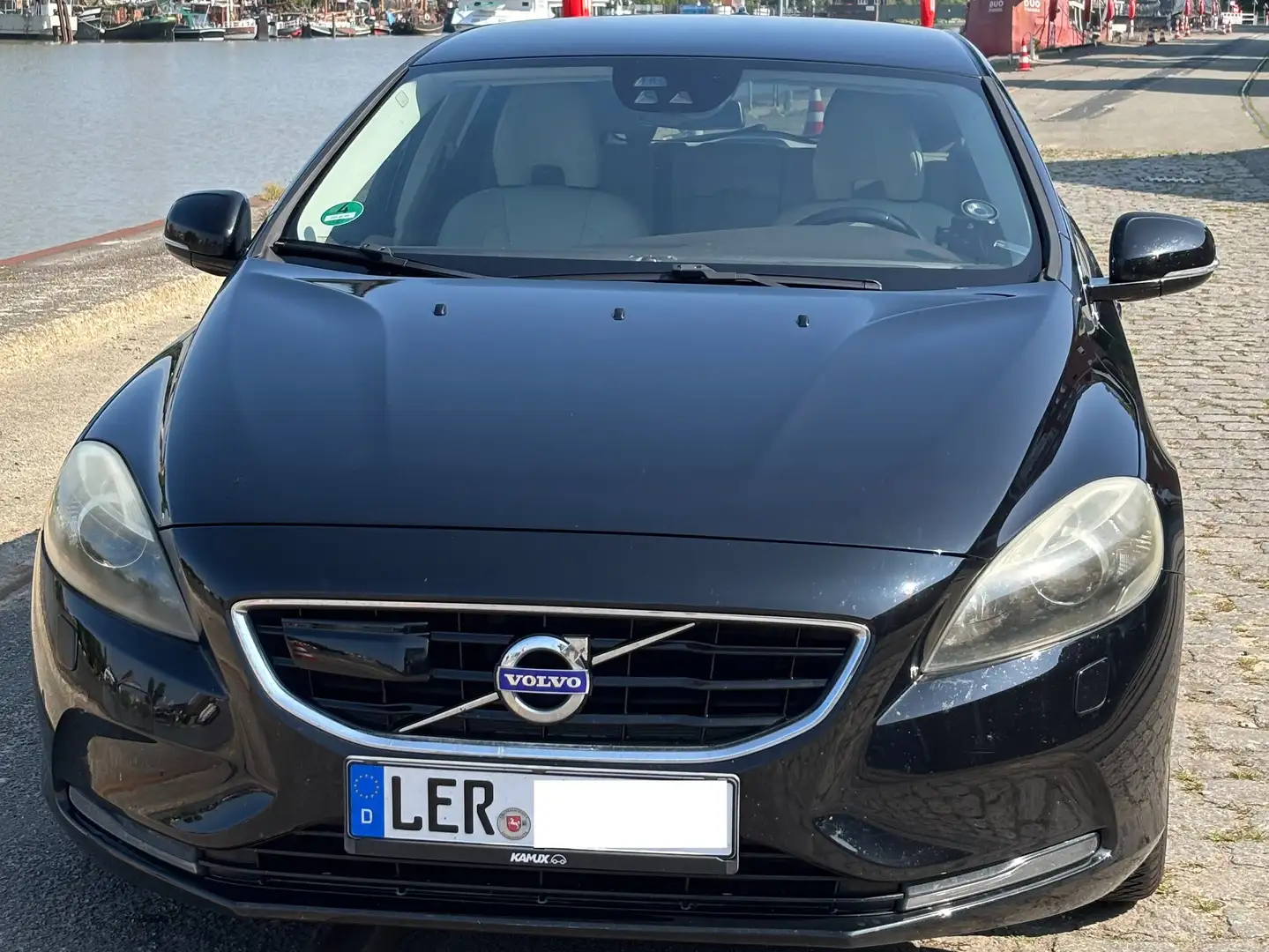 Volvo V40 V40 D2 Powershift Momentum Schwarz - 1