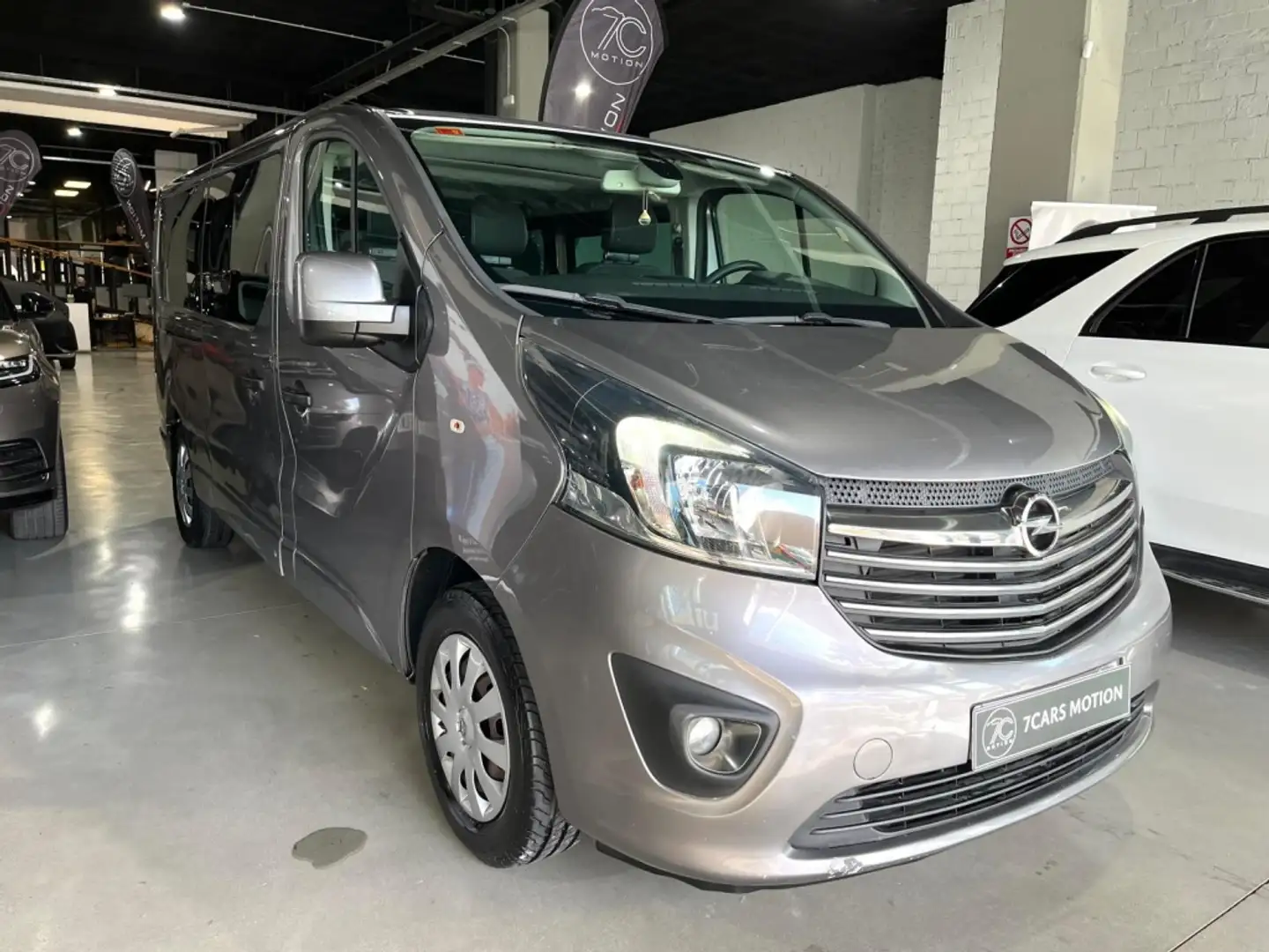 Opel Vivaro Combi 6 1.6CDTi Biturbo S/S 27 L1 125 Gris - 2