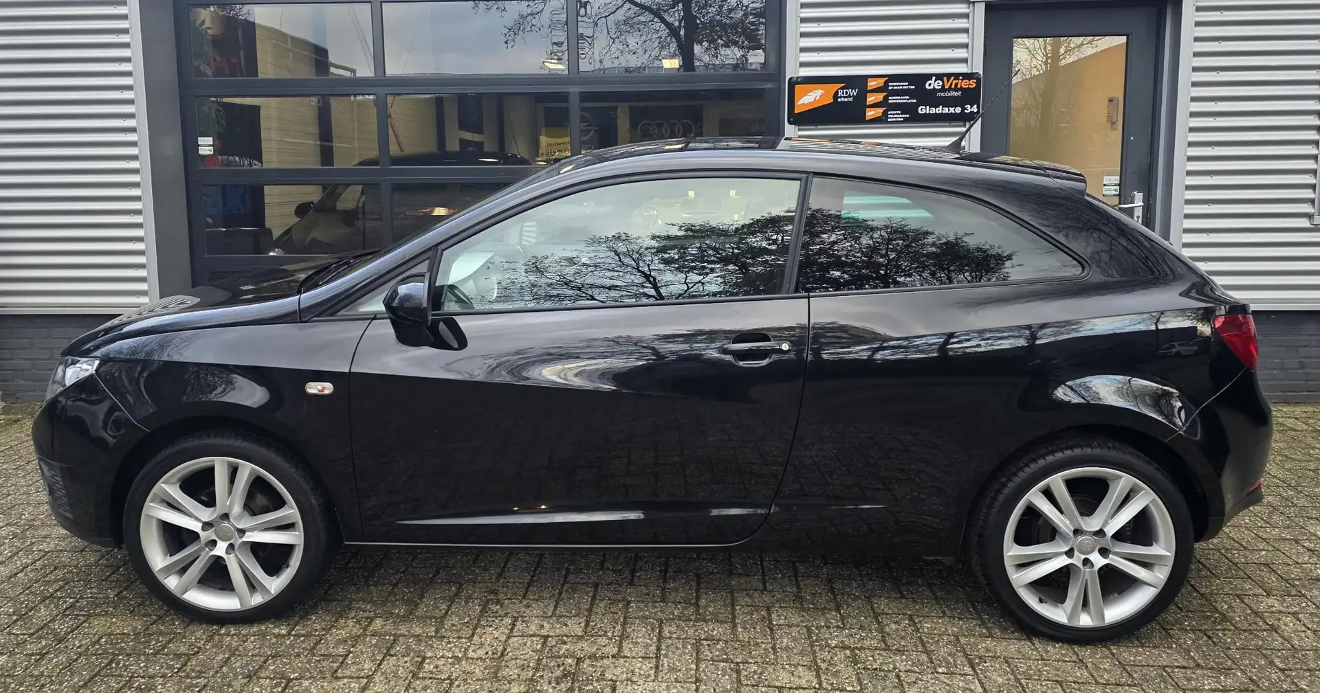 SEAT Ibiza 1.2 TSI Sport **105PK-CLIMA-CRUISECTRL** Zwart - 2