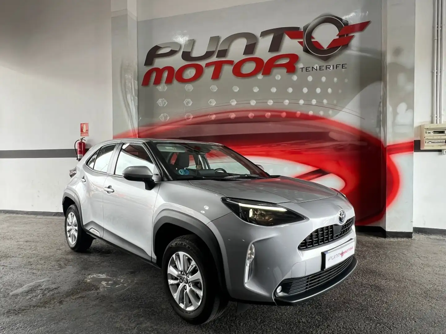 Toyota Yaris Cross 120H Adventure Gris - 2