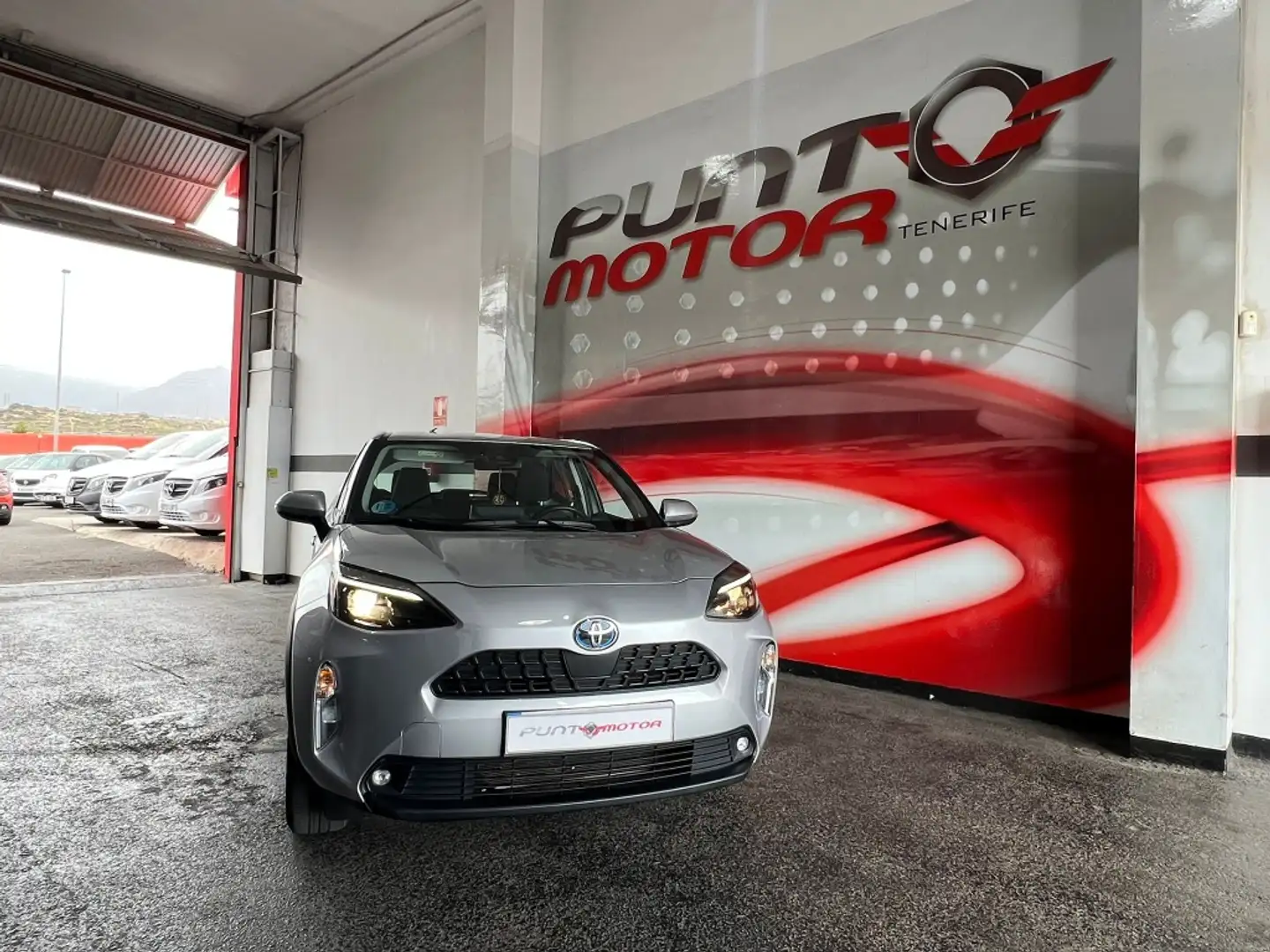 Toyota Yaris Cross 120H Adventure Gris - 1