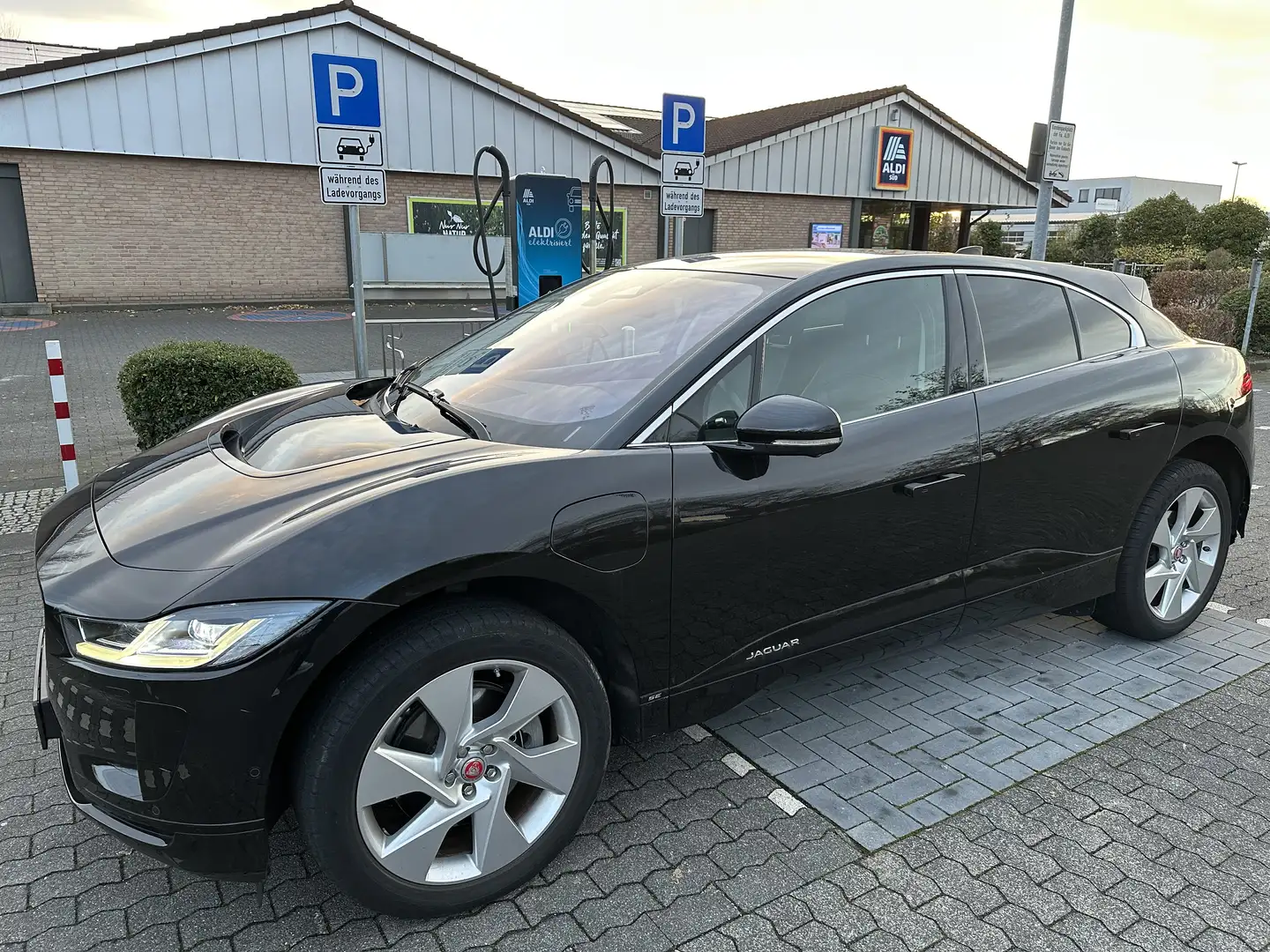 Jaguar I-Pace EV320 SE - LED+SHZ+RFK+LEDER+TEMP+MERIDIAN SOUND Černá - 1