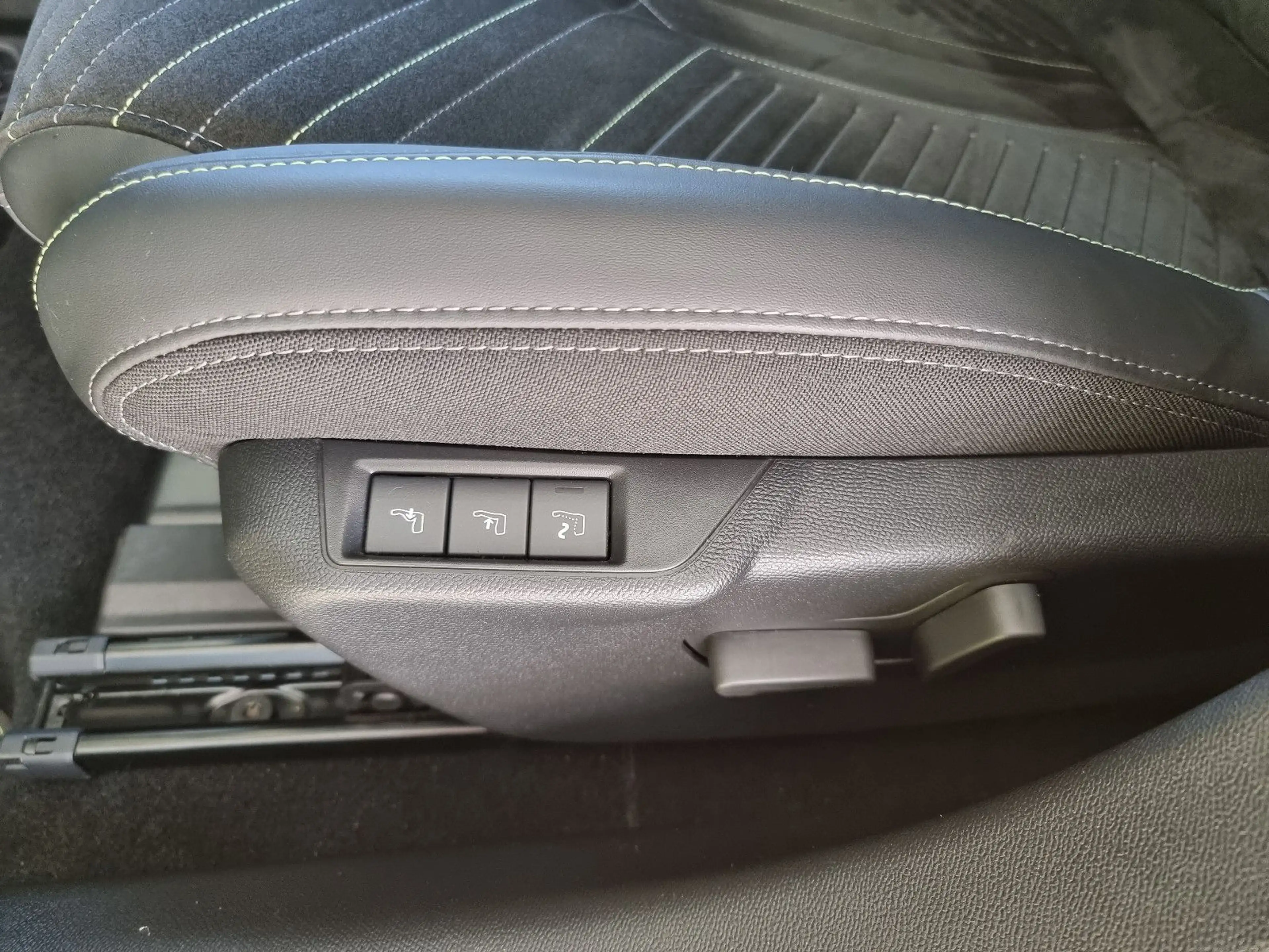 Peugeot 208 Hybrid 136 GT NAVI-INDUKTION-SHZ-CAM-KEYLESS — photo 15