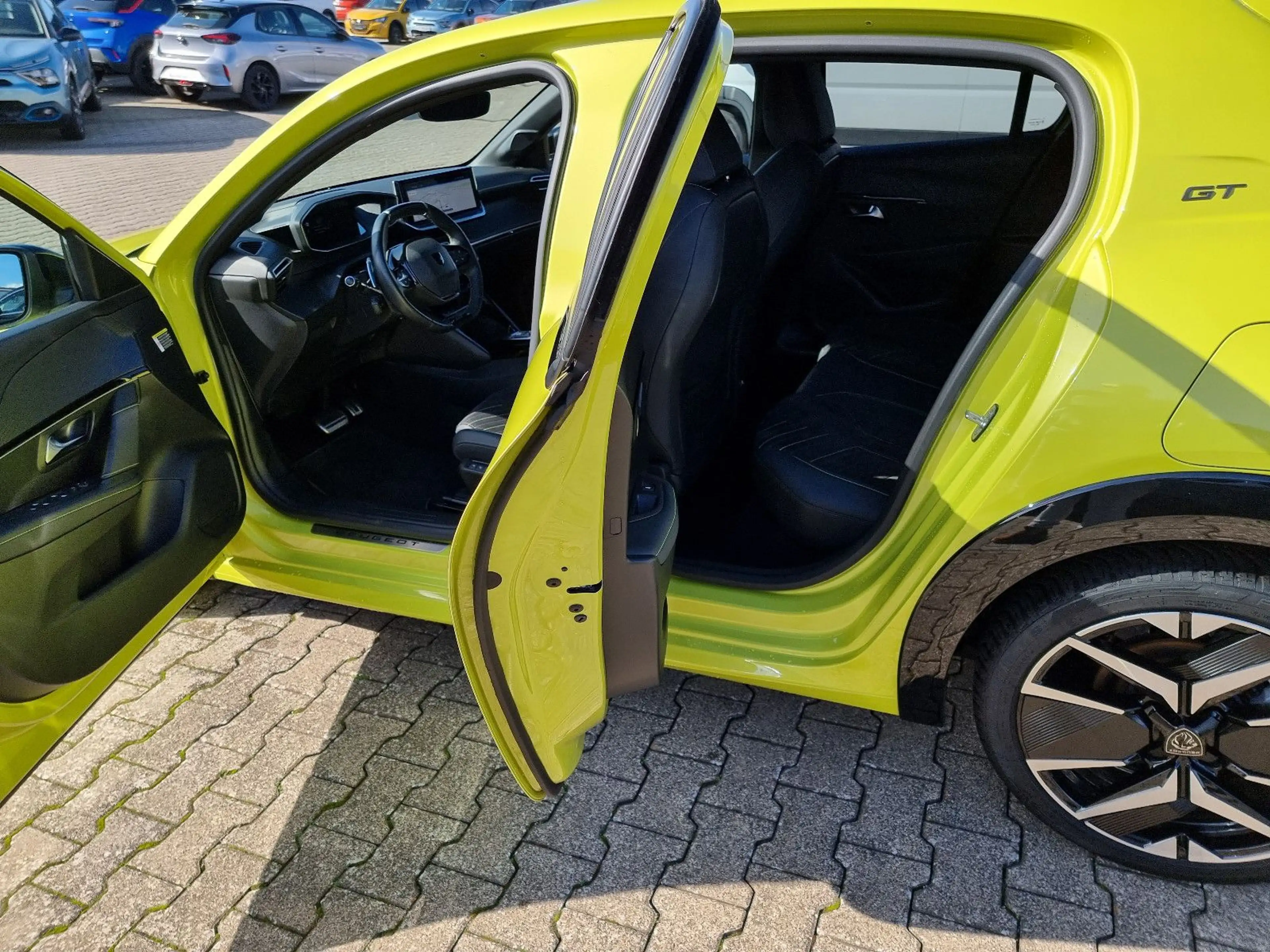 Peugeot 208 Hybrid 136 GT NAVI-INDUKTION-SHZ-CAM-KEYLESS — photo 13