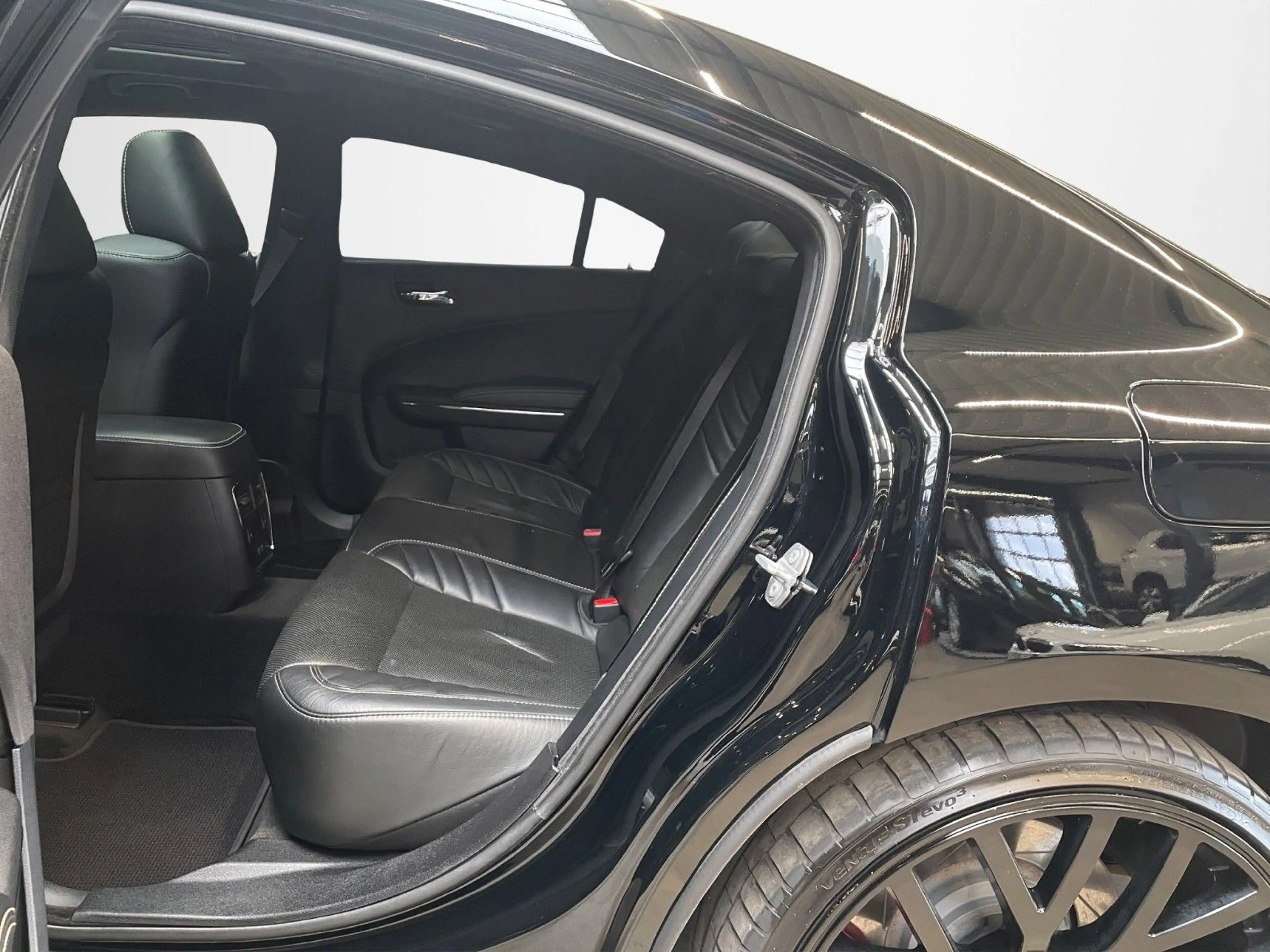 Dodge Charger SRT Hellcat — photo 10