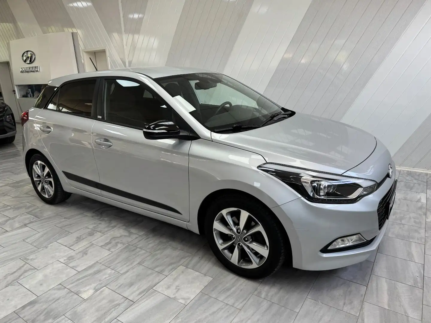 Hyundai i20 1.0 T-GDI blue Passion Plus Plateado - 1