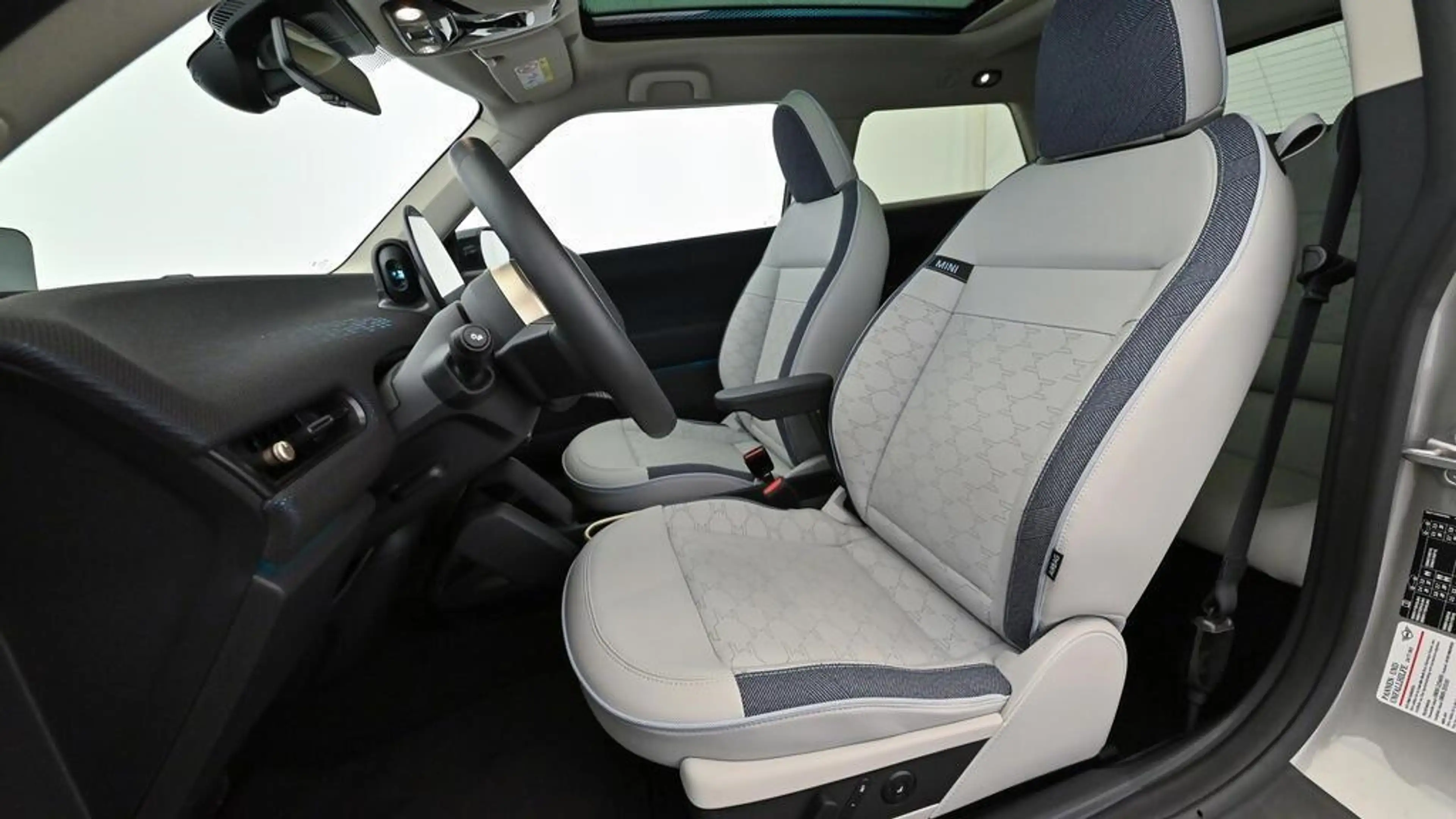 MINI Cooper SE — photo 12