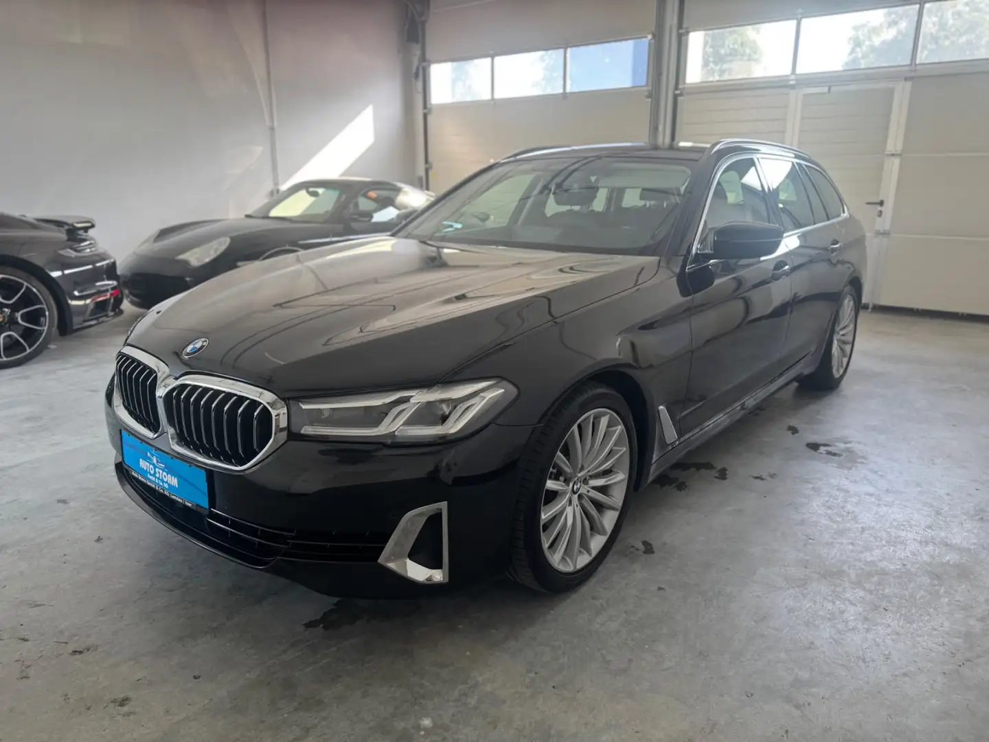 BMW 530 d Touring xDrive Luxury Line*ACC*LED*KAM*AHK ACC+A Schwarz - 1