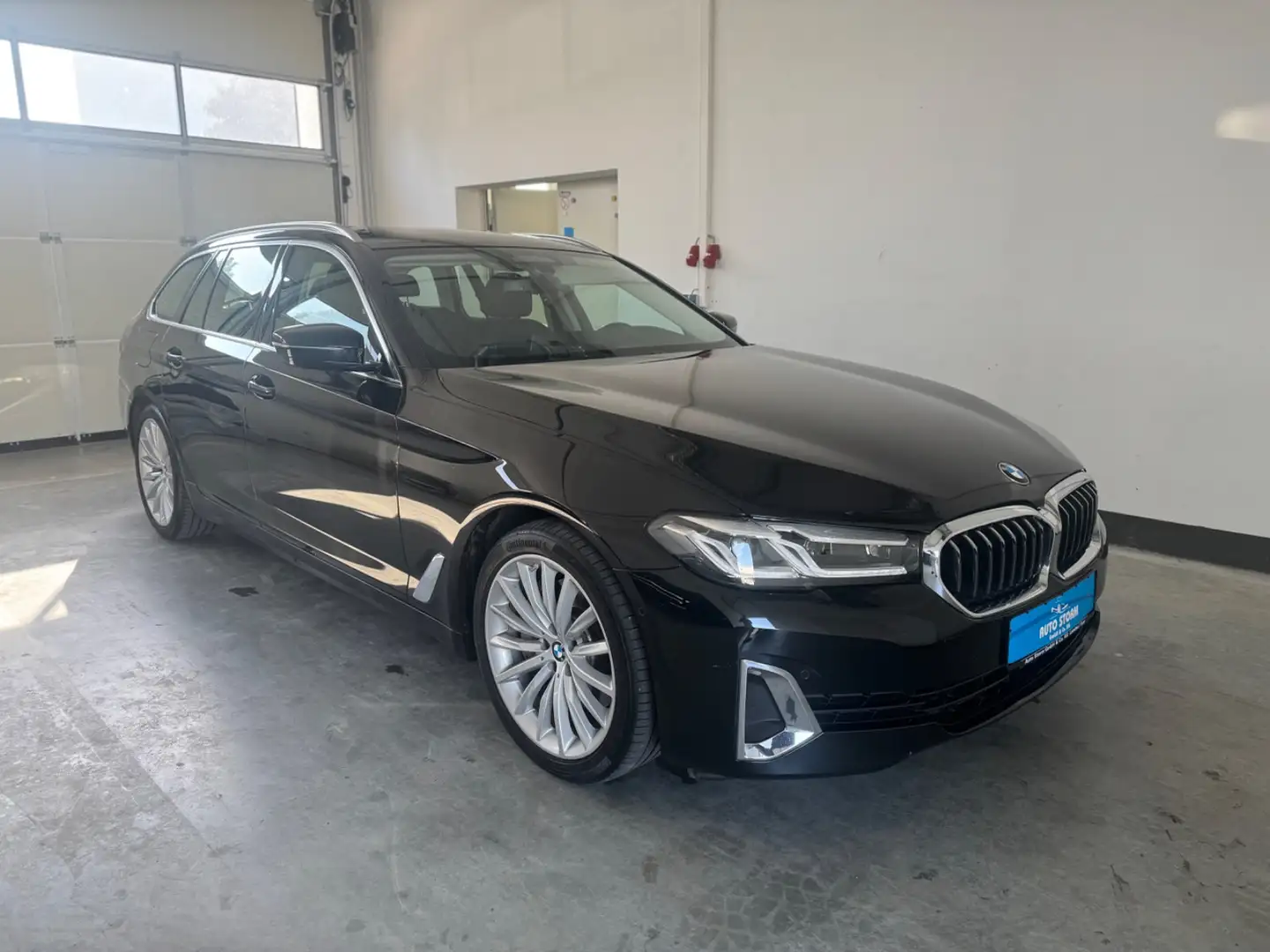 BMW 530 d Touring xDrive Luxury Line*ACC*LED*KAM*AHK ACC+A Schwarz - 2