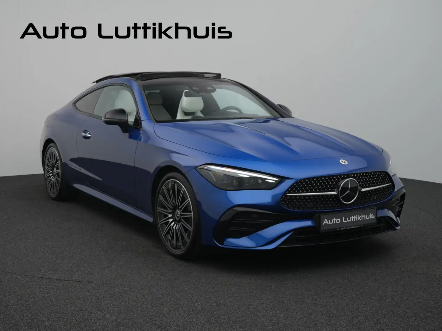 Mercedes-Benz CLE 300 4 Matic AMG line Premium Plus Blauw - 2