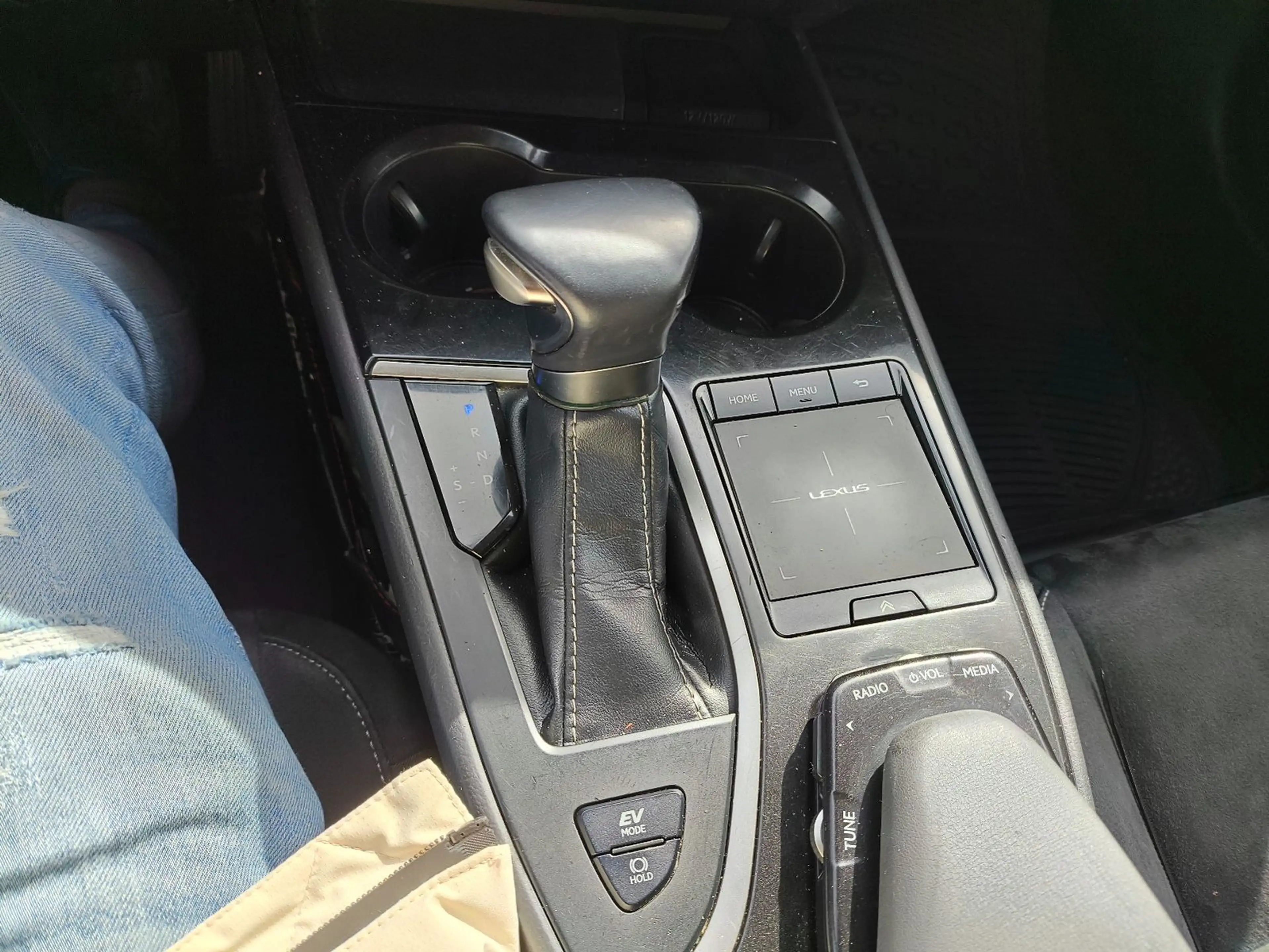 Lexus UX 250h EX TAXI,IST BEIGE FOLIERT,KLIMA,AUTOMAT — photo 4