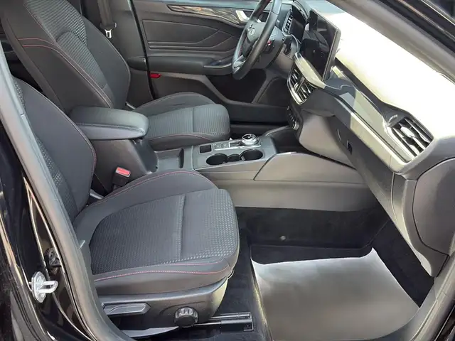 Ford Focus view 14