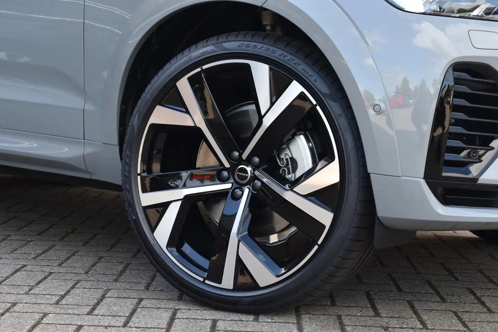 Volvo XC60 T6 350PK Plug-in hybrid AWD Ultra Black Edition | Grijs - 2